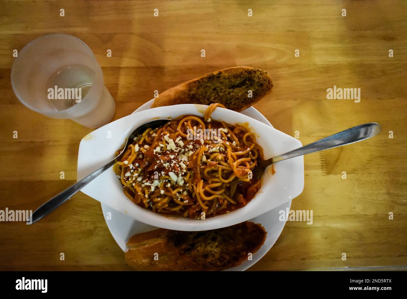 Eine Schüssel gefüllt mit Pasta und Brot, serviert in einem französischen Restaurant in Indien Stockfoto