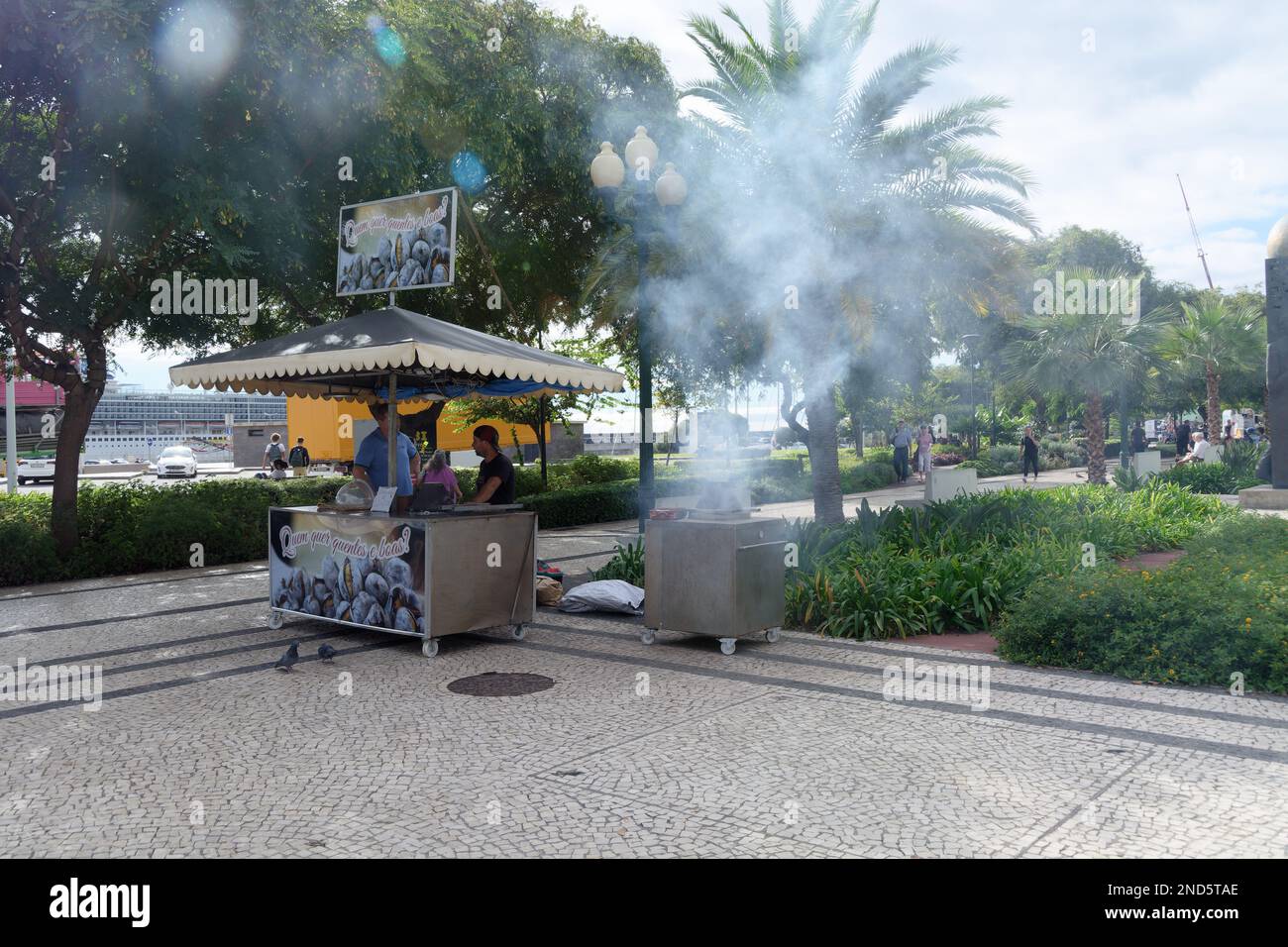 Straßenverkäufer in Funchal Madeira kochen einen Sturm mit ihrem Barbecue vor Ort. Wunderbares Essen und ein wunderbares Ambiente in der Nähe des Wassers. Stockfoto