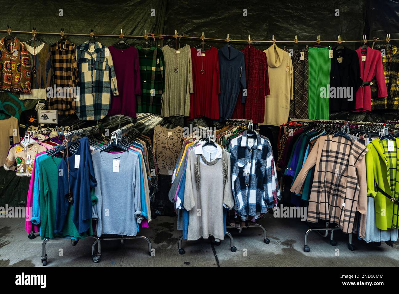 Wien, Österreich - 14. Oktober 2022: Bekleidungsgeschäft in Naschmarkt, Straßenmarkt in Wien, Österreich Stockfoto