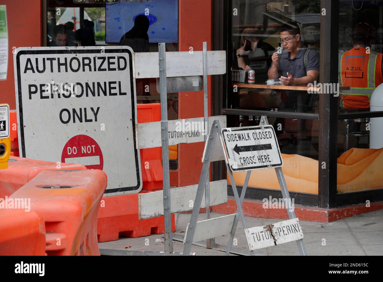 Student Chris Shimizu gets a bite to eat at Oasis Grill on the corner of Howard and 4th street where business has plunged with all the subway construction just outside their doors, in San Francisco, Ca., as seen on Thurs. August 10, 2017. (Michael Macor/San Francisco Chronicle via AP) Stockfoto