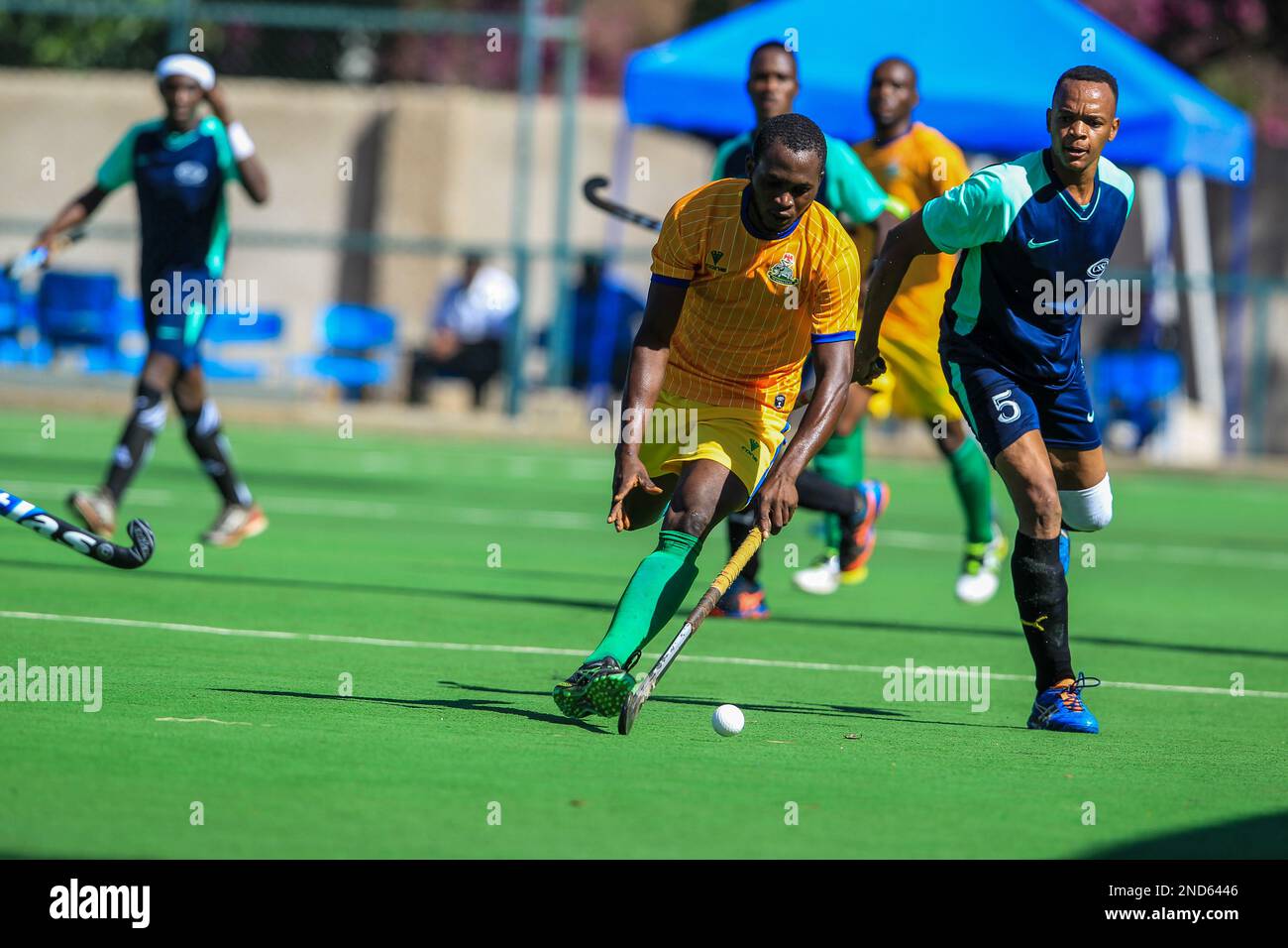 Die nigerianische Polizei Ajibua Oluwaseun dribbelt während des Eishockeyspiels der Africa Club Championship im Dasmesh Stadium, Sikh Union Ground, an Khalsa Moshi James Paulo vorbei. Kenia. Stockfoto