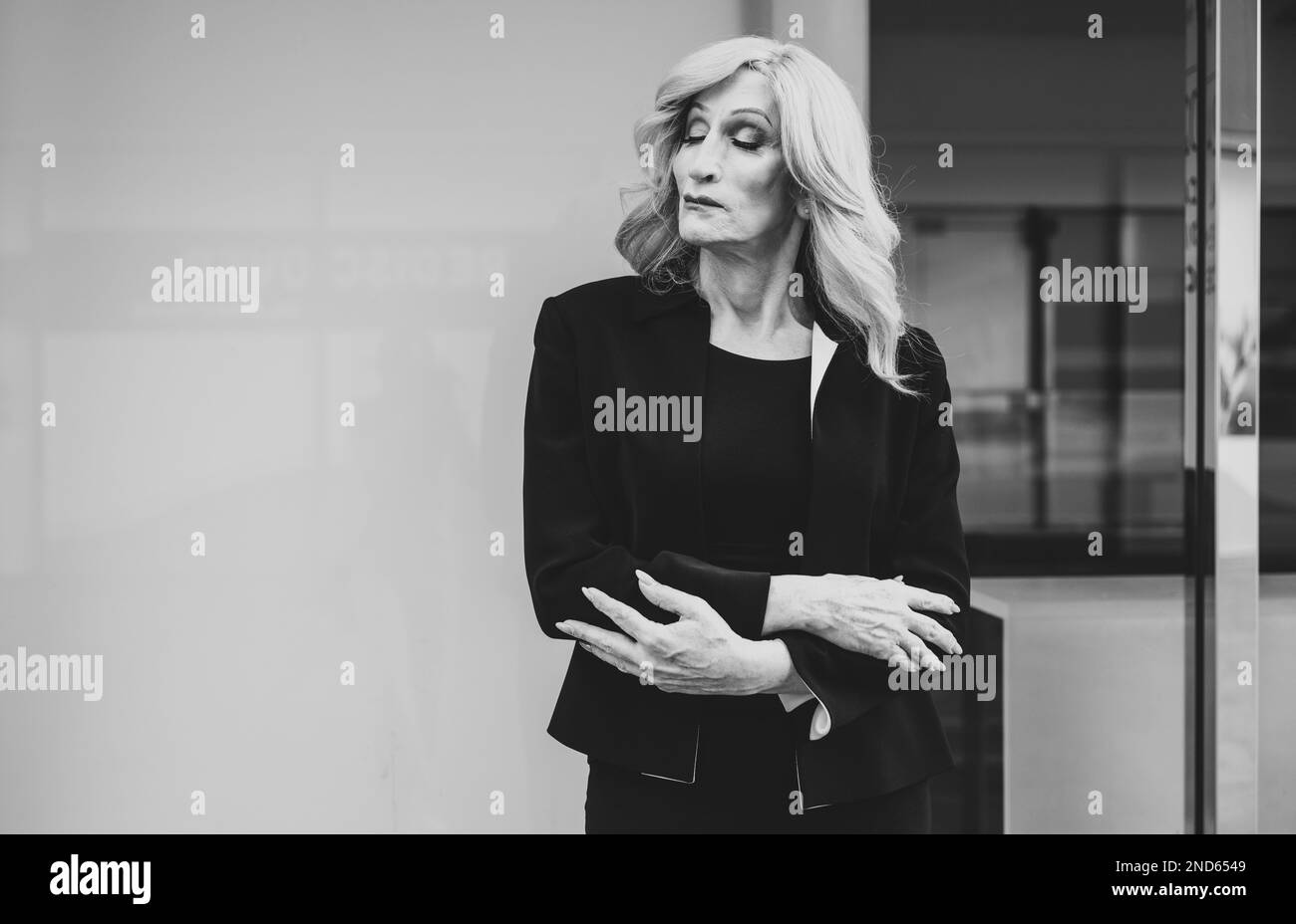 Transgender-Business-Frauen-Lifestyle-Momente in Downtown, Los angeles. LGBT-Frau, die im Büro arbeitet. Vertretung von Gleichheit und Arbeit Stockfoto