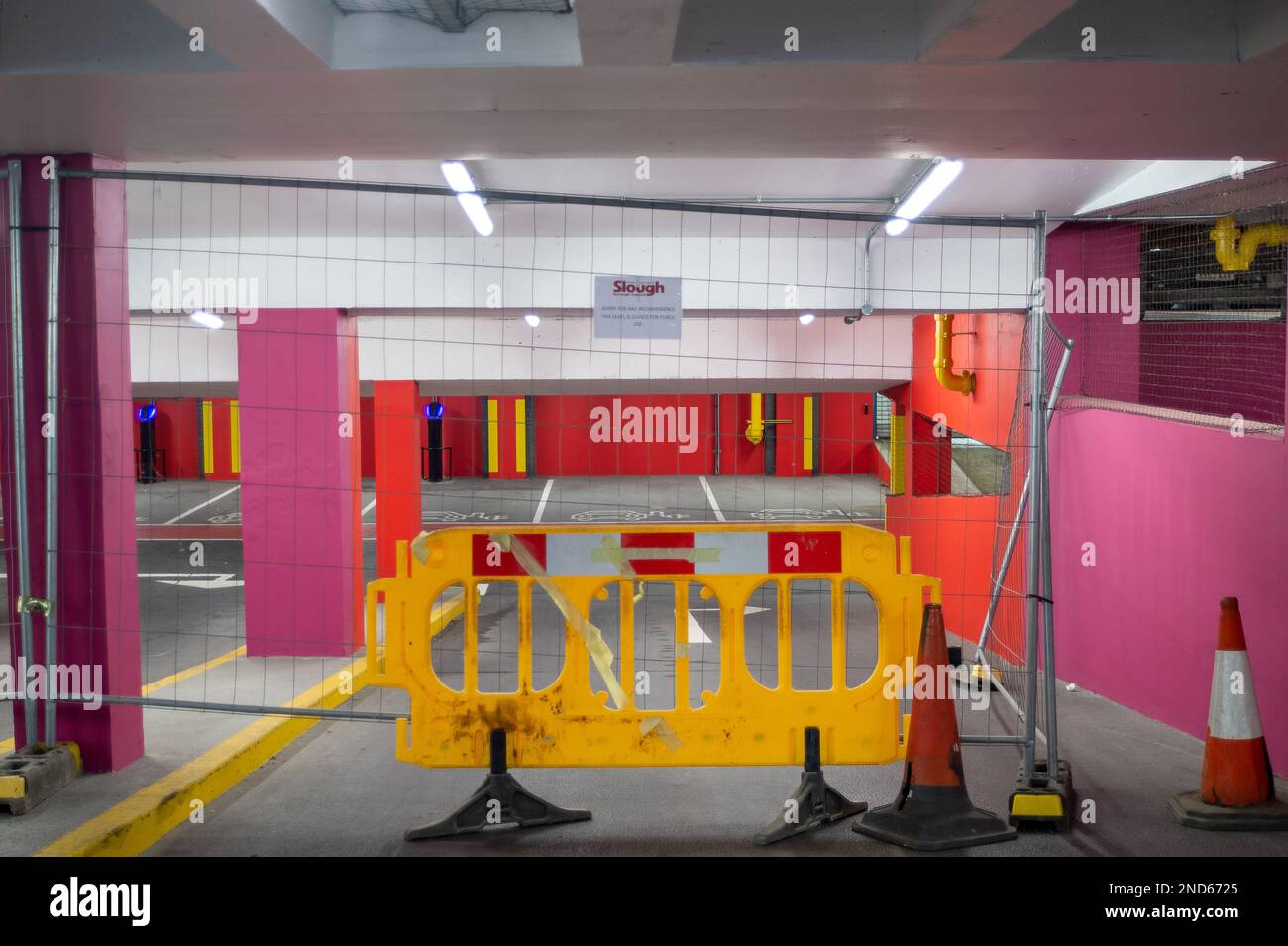 Slough, Berkshire, Großbritannien. 15. Februar 2023. Eine Reihe von Ladestationen für Elektrofahrzeuge (EV) im Slough Borough Council Herschel Car Park in Slough wurde abgesperrt. Die 13 doppelten Ladestationen für Elektrofahrzeuge versorgten die vom Rat eingesetzten Elektrofahrzeuge mit kostenlosem Strom, aber die Parkplatznutzer schlichen sich rein und nutzten die kostenlose Stromversorgung, um ihre eigenen Autos aufzuladen, obwohl sie es nicht sollten. Die Besitzer des Parkplatzes, Slough Borough Council, haben jetzt die Etage der Ladestationen geschlossen, sodass nur eine Ladestation im obersten Stockwerk verbleibt (da die anderen beiden außer Betrieb sind). Der mehrstöckige Parkplatz Stockfoto