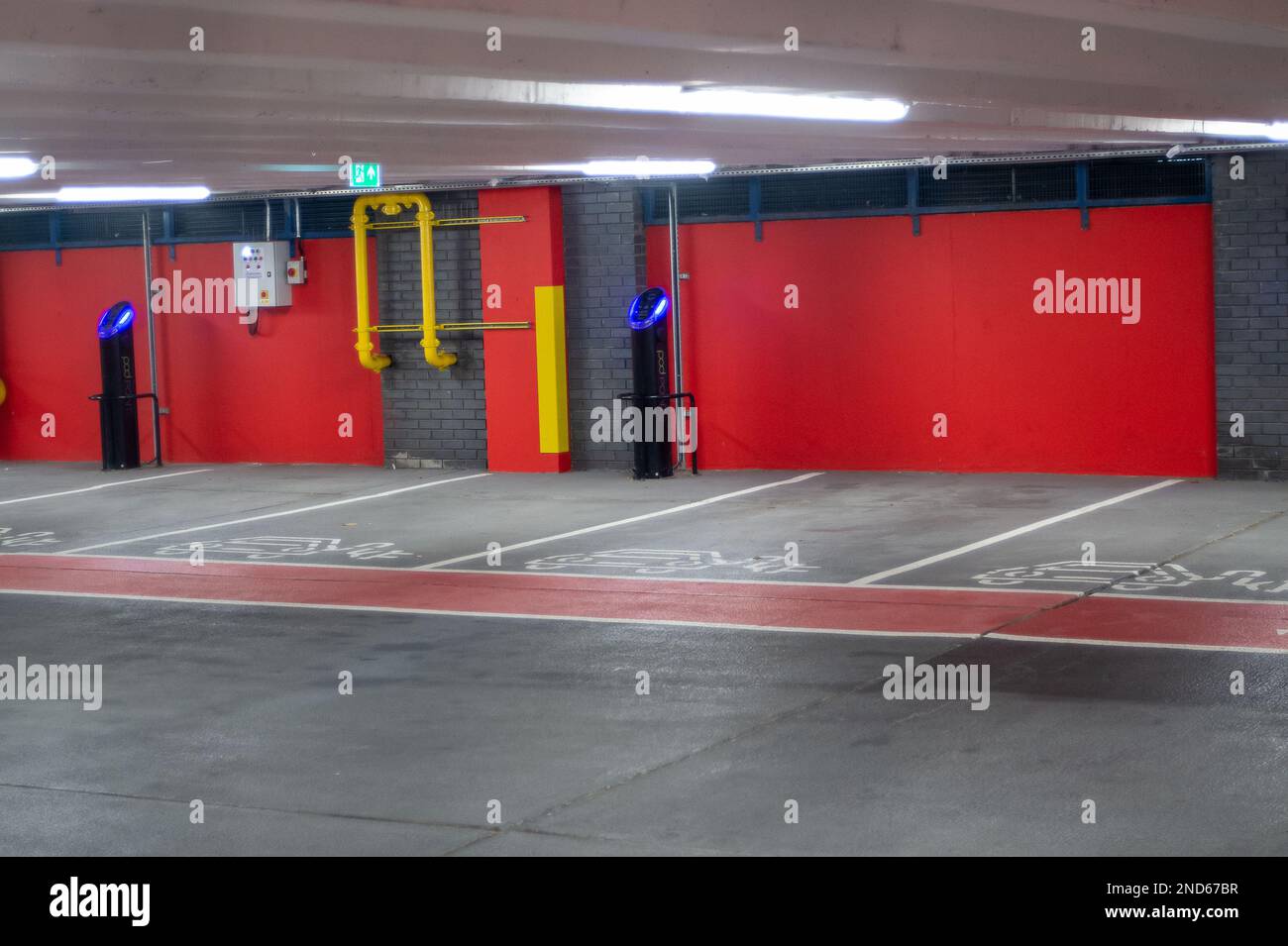 Slough, Berkshire, Großbritannien. 15. Februar 2023. Eine Reihe von Ladestationen für Elektrofahrzeuge (EV) im Slough Borough Council Herschel Car Park in Slough wurde abgesperrt. Die 13 doppelten Ladestationen für Elektrofahrzeuge versorgten die vom Rat eingesetzten Elektrofahrzeuge mit kostenlosem Strom, aber die Parkplatznutzer schlichen sich rein und nutzten die kostenlose Stromversorgung, um ihre eigenen Autos aufzuladen, obwohl sie es nicht sollten. Die Besitzer des Parkplatzes, Slough Borough Council, haben jetzt die Etage der Ladestationen geschlossen, sodass nur eine Ladestation im obersten Stockwerk verbleibt (da die anderen beiden außer Betrieb sind). Der mehrstöckige Parkplatz Stockfoto