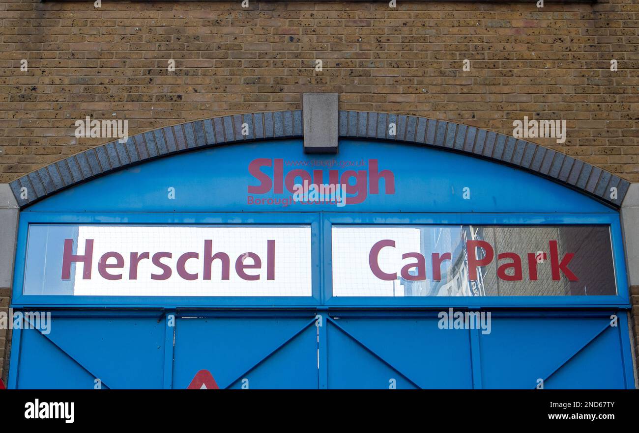 Slough, Berkshire, Großbritannien. 15. Februar 2023. Eine Reihe von Ladestationen für Elektrofahrzeuge (EV) im Slough Borough Council Herschel Car Park in Slough wurde abgesperrt. Die 13 doppelten Ladestationen für Elektrofahrzeuge versorgten die vom Rat eingesetzten Elektrofahrzeuge mit kostenlosem Strom, aber die Parkplatznutzer schlichen sich rein und nutzten die kostenlose Stromversorgung, um ihre eigenen Autos aufzuladen, obwohl sie es nicht sollten. Die Besitzer des Parkplatzes, Slough Borough Council, haben jetzt die Etage der Ladestationen geschlossen, sodass nur eine Ladestation im obersten Stockwerk verbleibt (da die anderen beiden außer Betrieb sind). Der mehrstöckige Parkplatz Stockfoto