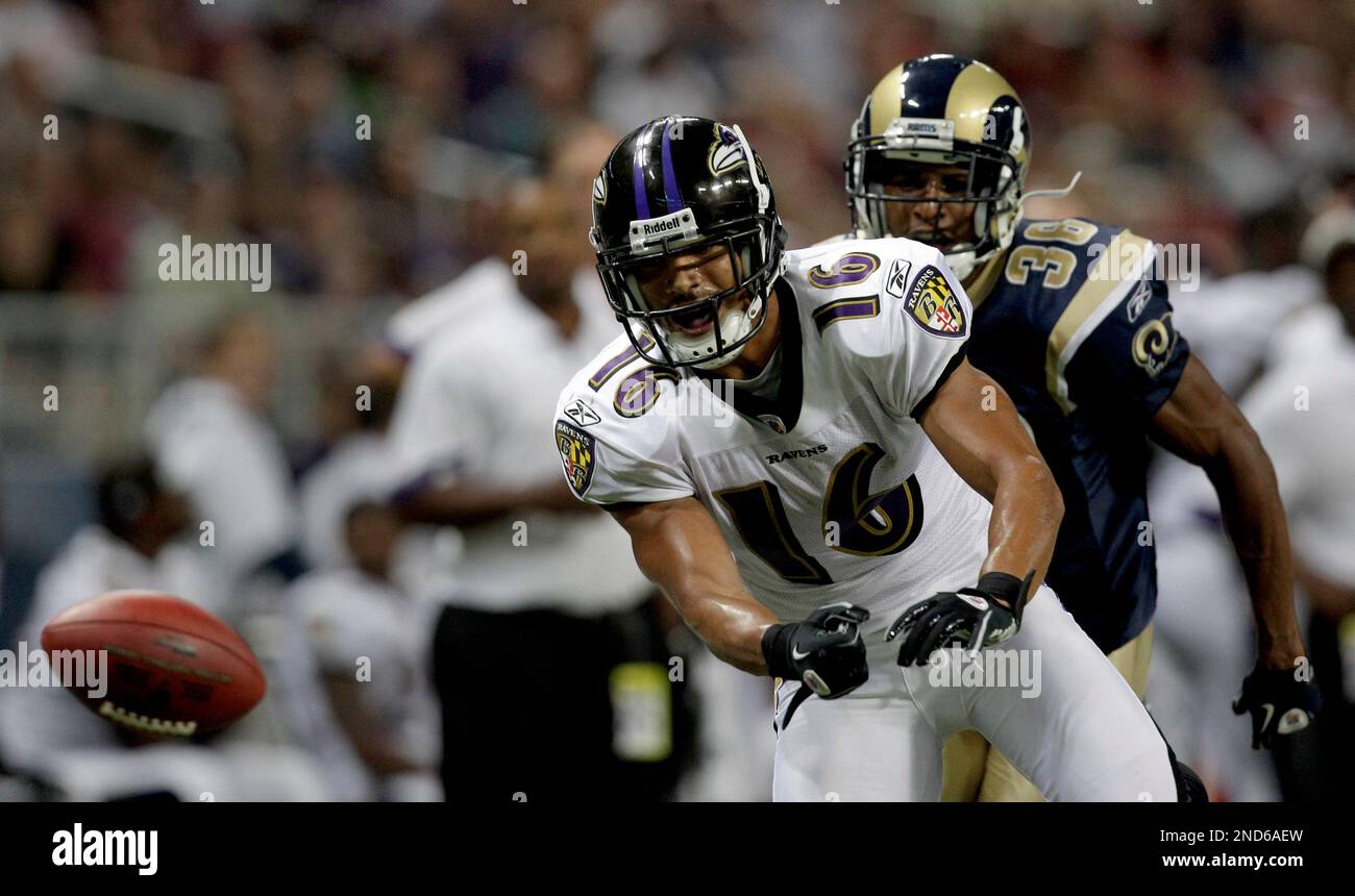 Baltimore Ravens wide receiver David Reed, left, reaches for an incomplete pass as St. Louis Rams cornerback Quincy Butler watches during the fourth quarter of a preseason NFL football game Thursday, Sept. 2, 2010, in St. Louis. (AP Photo/Jeff Roberson) Stockfoto