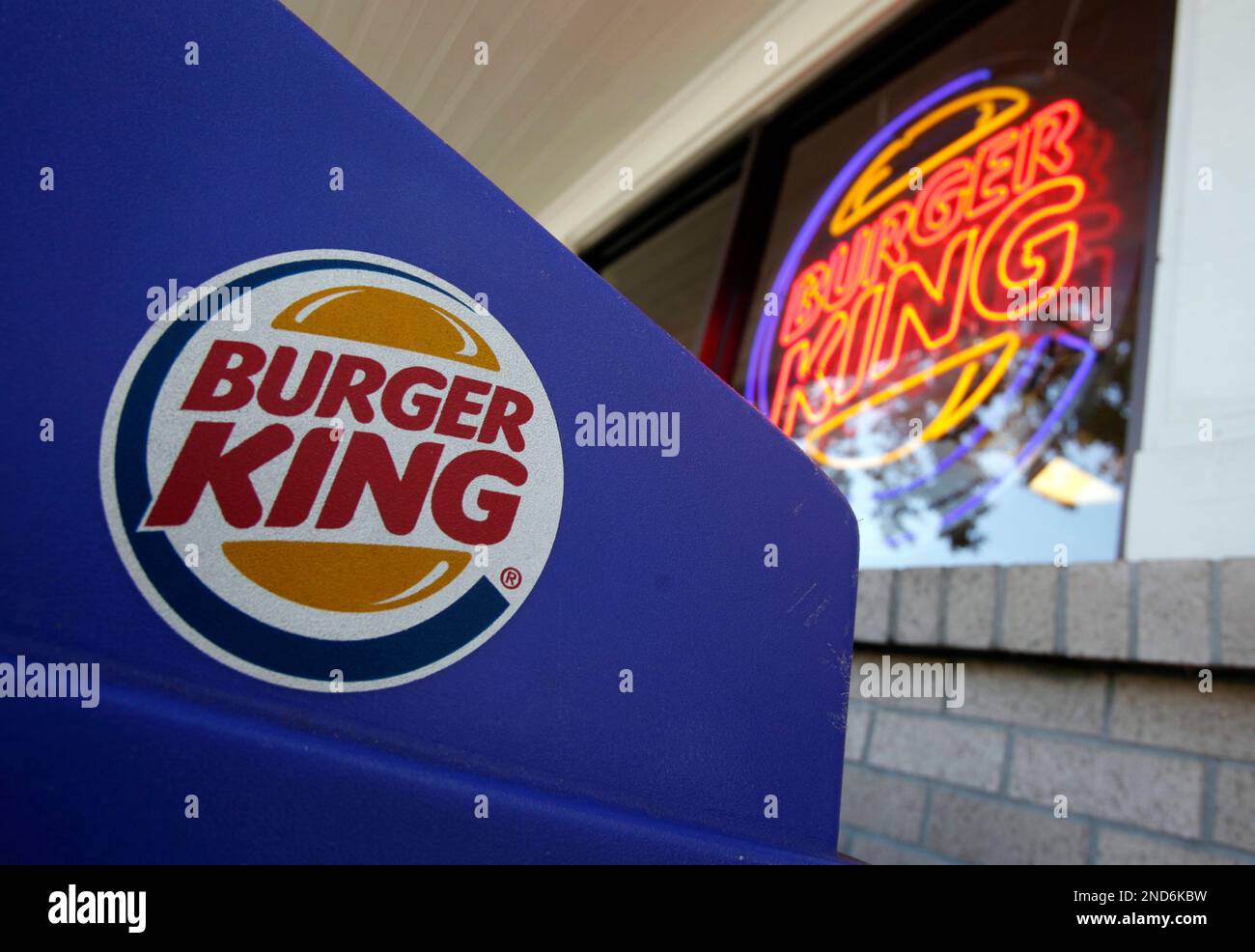 In this file photo taken Aug. 23, 2010, the Burger King sign is seen at a store in Mountain View, Calif. A private equity firm, Wednesday, Sept. 1, 2010, denied it's in talks to acquire Burger King Holdings Inc., after a published report linked 3i Group PLC to the fast-food chain. (AP Photo/Paul Sakuma, File) Stockfoto