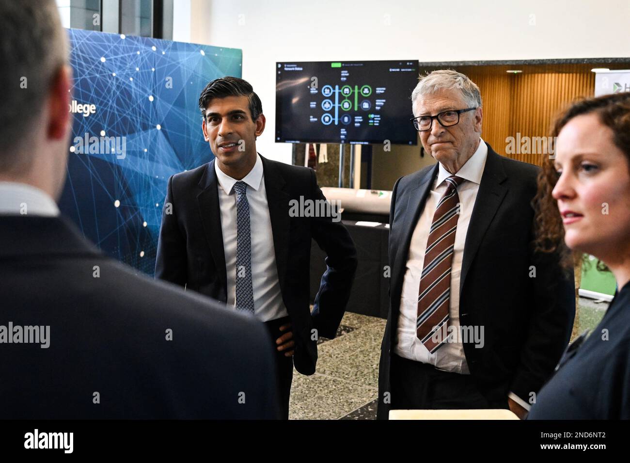 Premierminister Rishi Sunak und Milliardär Bill Gates bei einem Treffen am Imperial College London mit Mitgliedern von Econic, einem Start-up-Unternehmen, das Technologien entwickelt, die die Verwendung von abgeschiedenem CO2 zur Herstellung kostengünstiger und nachhaltiger Kunststoffe ermöglichen. Bilddatum: Mittwoch, 15. Februar 2023. Stockfoto