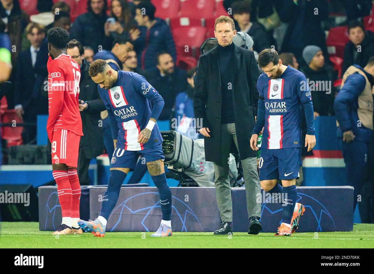 NEYMAR Jr., PSG 10 Lionel Messi, PSG 30 Trainer Julian Nagelsmann (FCB), Teammanager, Trainer, Trainer, im achten Finalspiel PARIS SG - FC BAYERN MUENCHEN 0-1 der UEFA Champions League, Spiel in Staffel 2022/2023 in Paris, 14. Februar 2022. Achtelfinale, FCB, München, PSG © Peter Schatz / Alamy Live News Stockfoto
