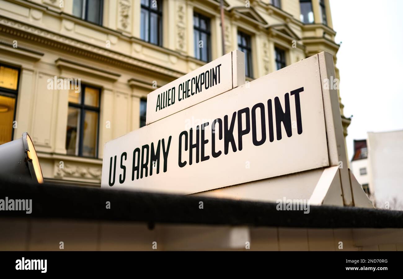 Wegweiser am Checkpoint Charlie Stockfoto