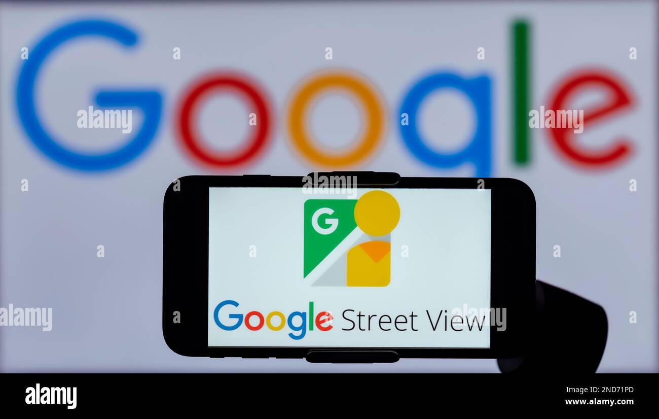 Indien. 15. Februar 2023. In dieser Fotoabbildung wird das Logo von Google Street View auf dem Bildschirm eines Mobiltelefons mit einem Google-Logo im Hintergrund angezeigt. (Foto: Idrees Abbas/SOPA Images/Sipa USA) Guthaben: SIPA USA/Alamy Live News Stockfoto
