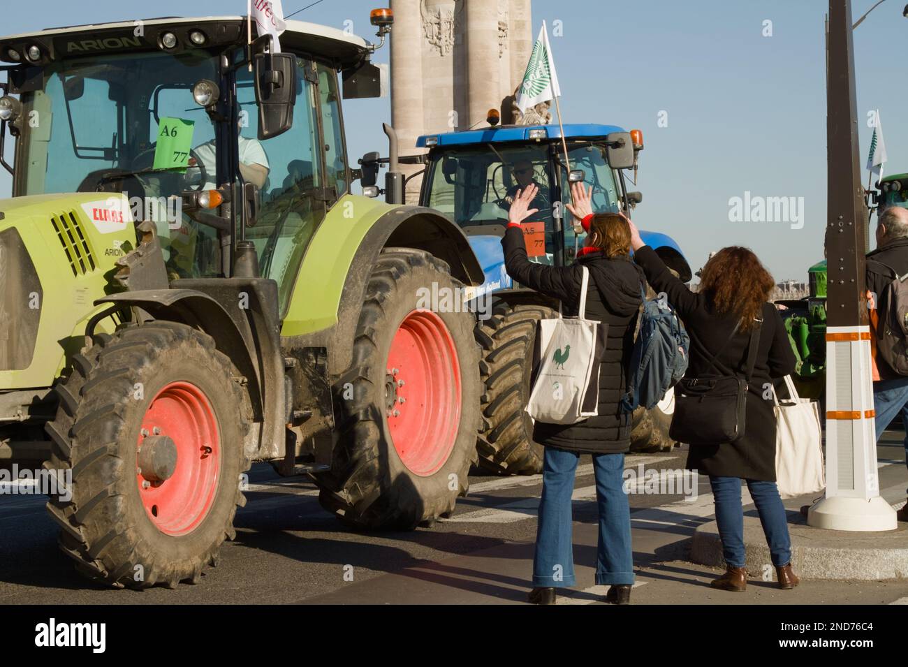 Unterstützer winken einer Prozession von Landwirten zu, die Traktoren fahren, um gegen die französische Regierung zu protestieren, Pont Alexander, Paris, 8. Februar 2023 Stockfoto