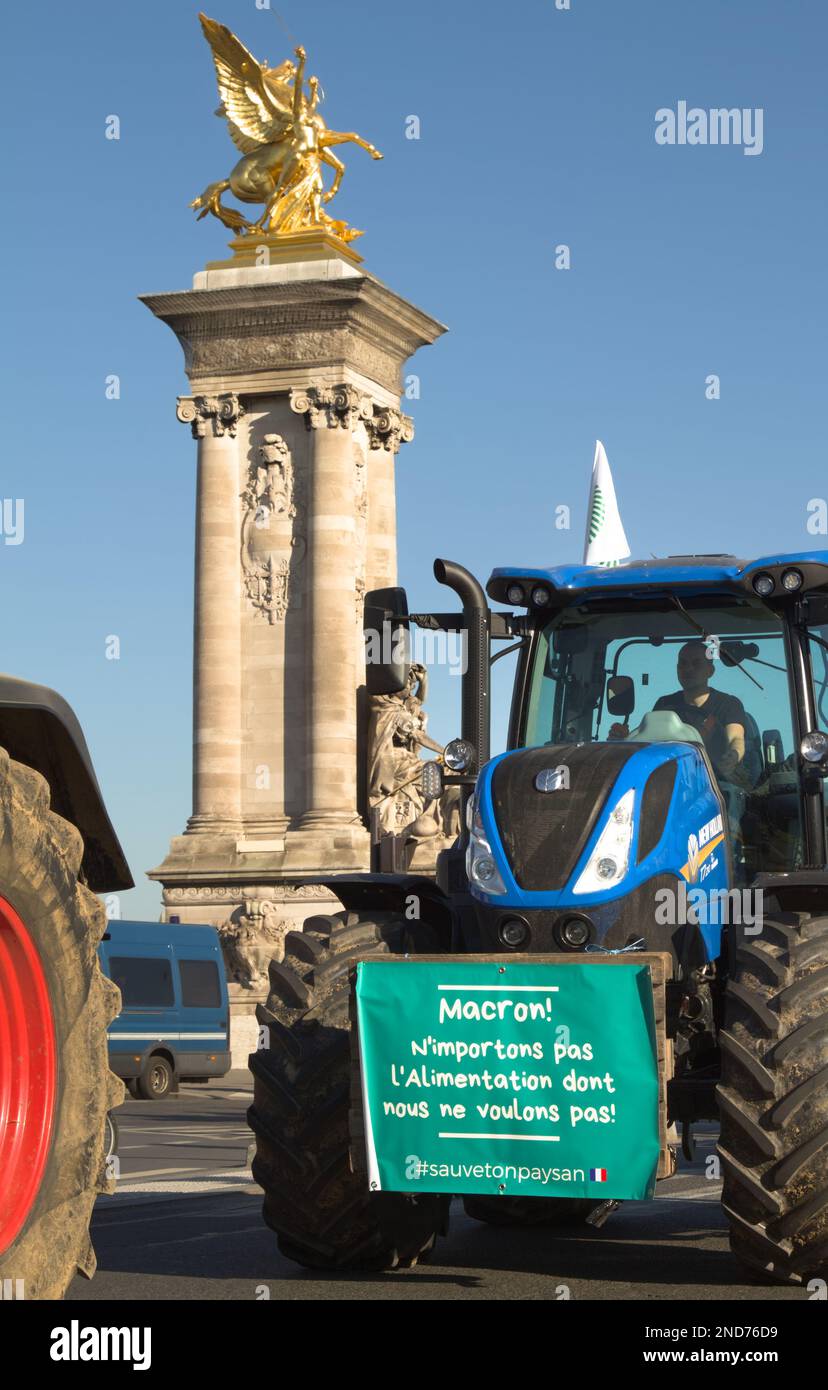 Tractor-Prozession in Pont Alexander, Paris, Protest gegen die französische Regierung, 8. Februar 2023 Stockfoto