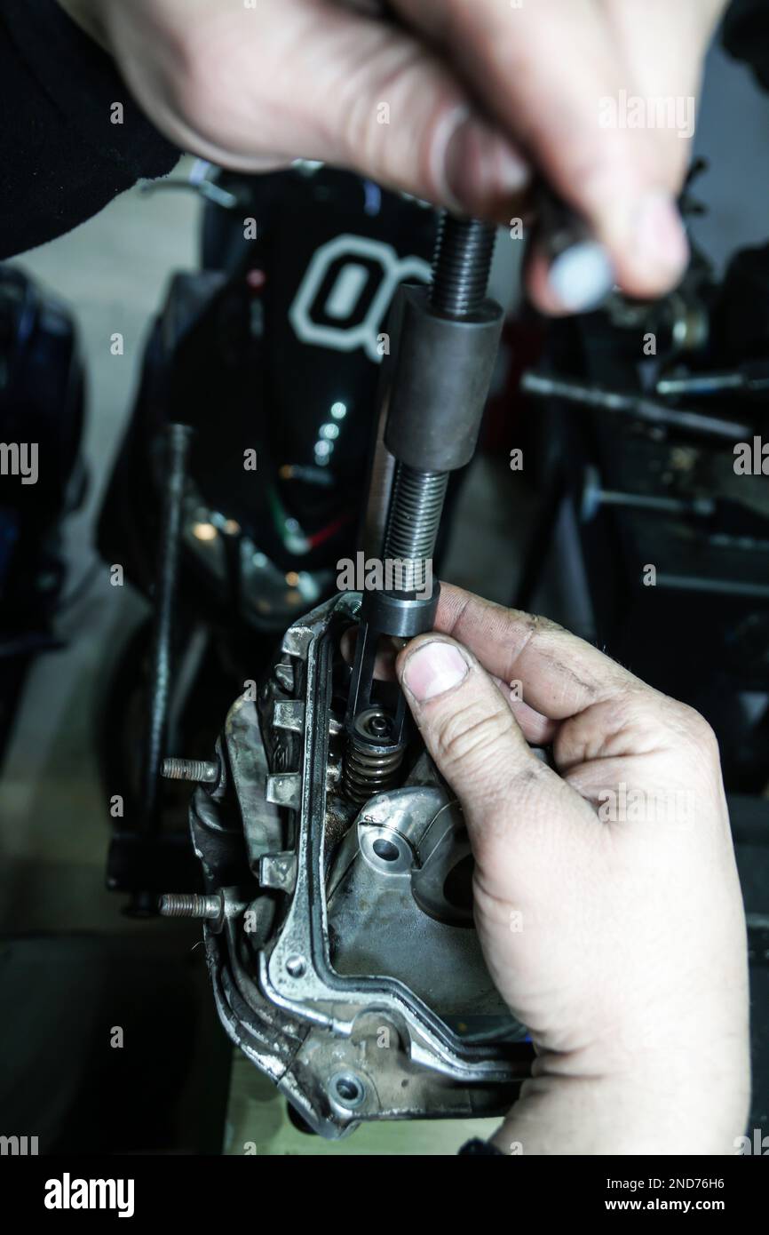 Reparatur, Überholung und Instandsetzung von Motorradmotoren Stockfoto