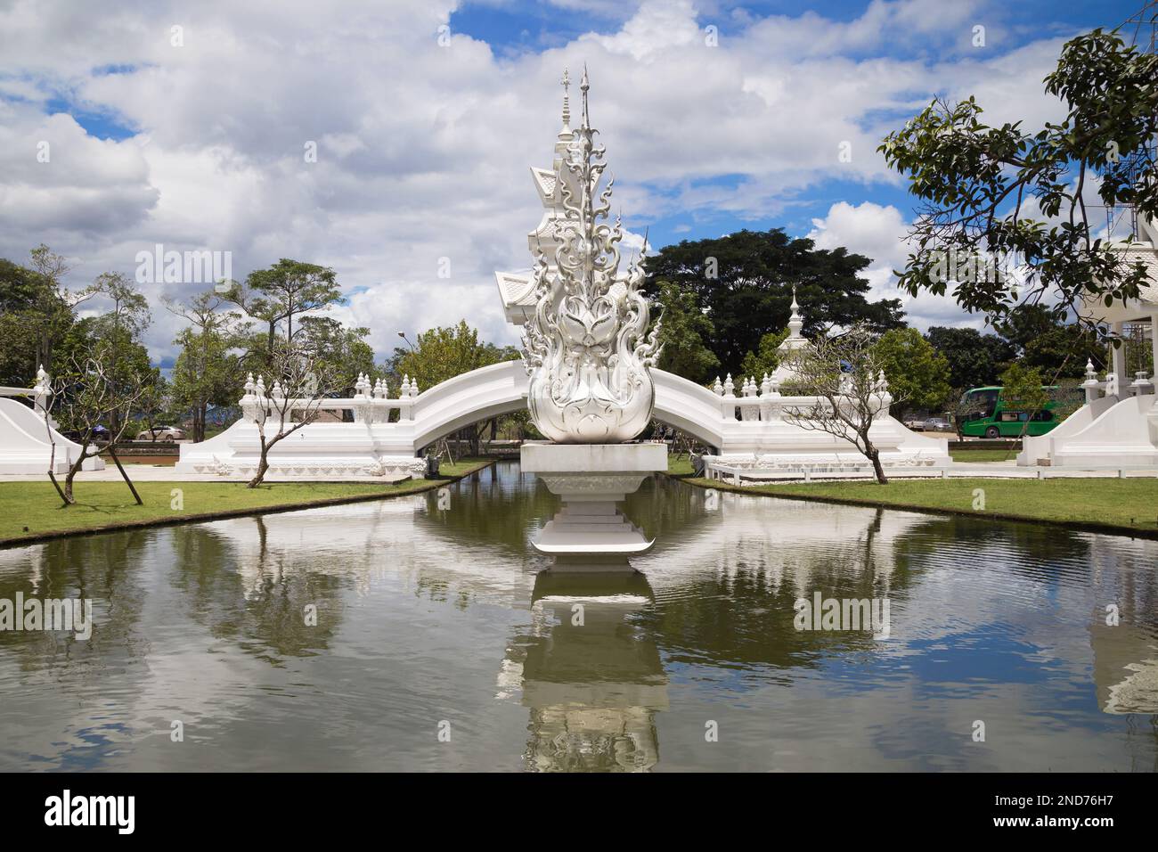 Teich in Wat Rong Khun, Chiang Rai, Thailand. Stockfoto