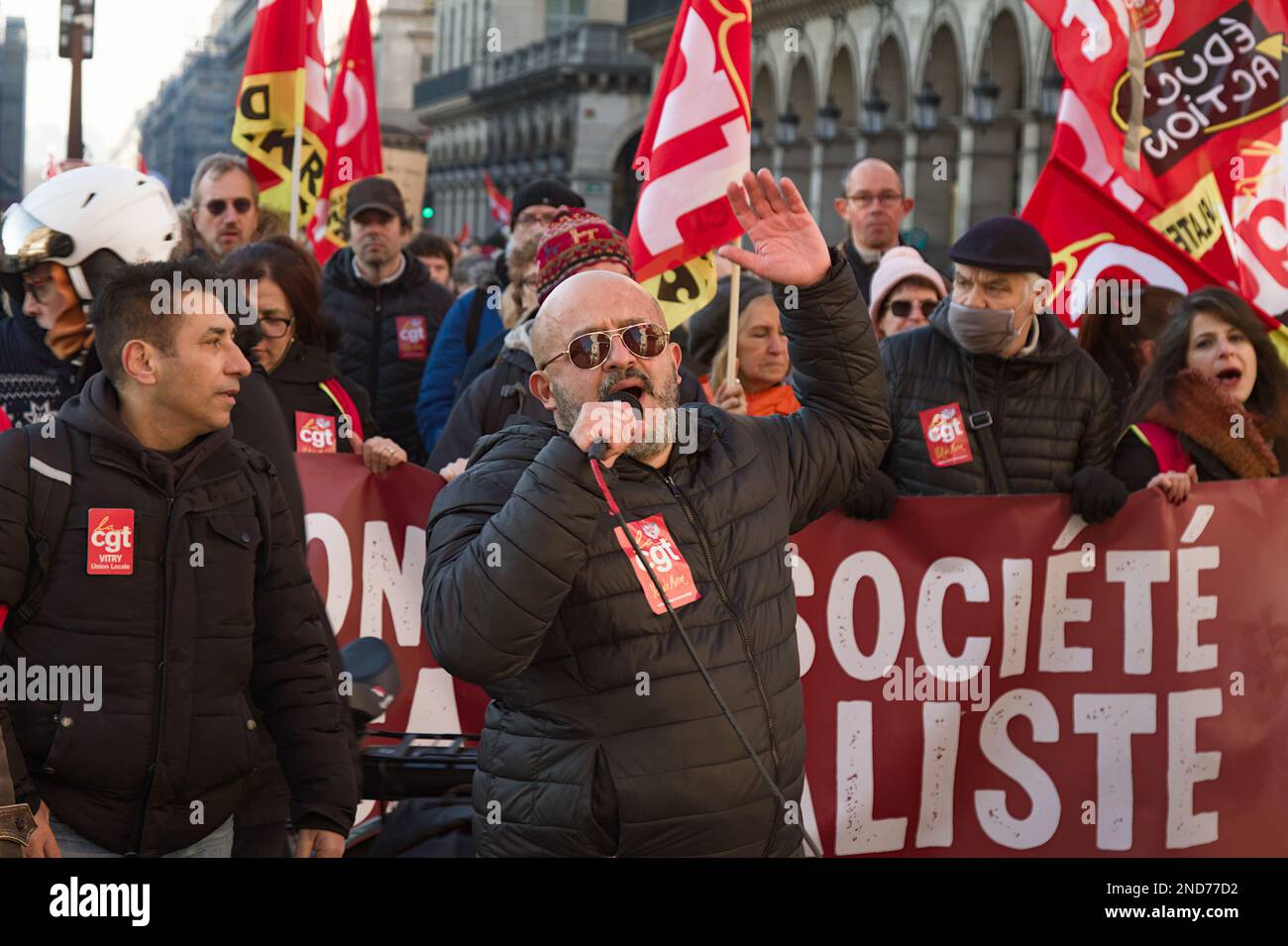 Mann schreit in Ein Mikrofon während Eines Massenprotests gegen die Erhöhung des Rentenalters, Paris Frankreich, 7. Februar 2023 Stockfoto