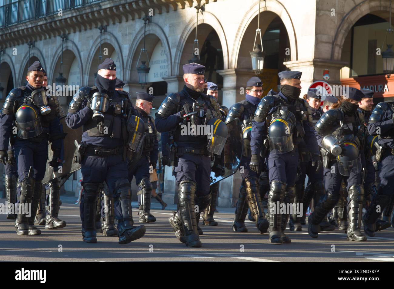 Gruppe der französischen CRS-Nationalpolizei marschiert mit Schutzausrüstung mit Helmen während der Bürgerstreiks und Proteste gegen die Heraufsetzung des Rentenalters Paris Stockfoto