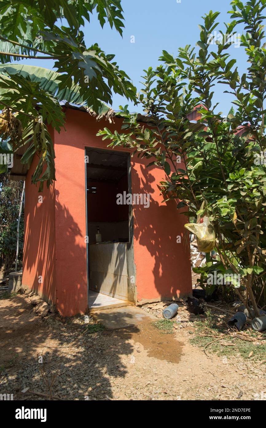 Eine Toilette, die mit Hilfe des TSCHAD-Projekts in Kambodscha gebaut wurde. .TSCHAD, Community Health and Agricultural Development, hat sich zum Ziel gesetzt, den Zugang zu Safe zu verbessern Stockfoto