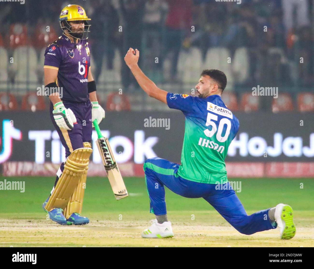 Die Spieler sind während des Pakistan Super League (PSL-8) T20 League-Spiels zwischen Quetta Gladiators und Multan Sultans am Mittwoch, den 15. Februar 2023 im Multan Cricket Stadium in Aktion. Stockfoto