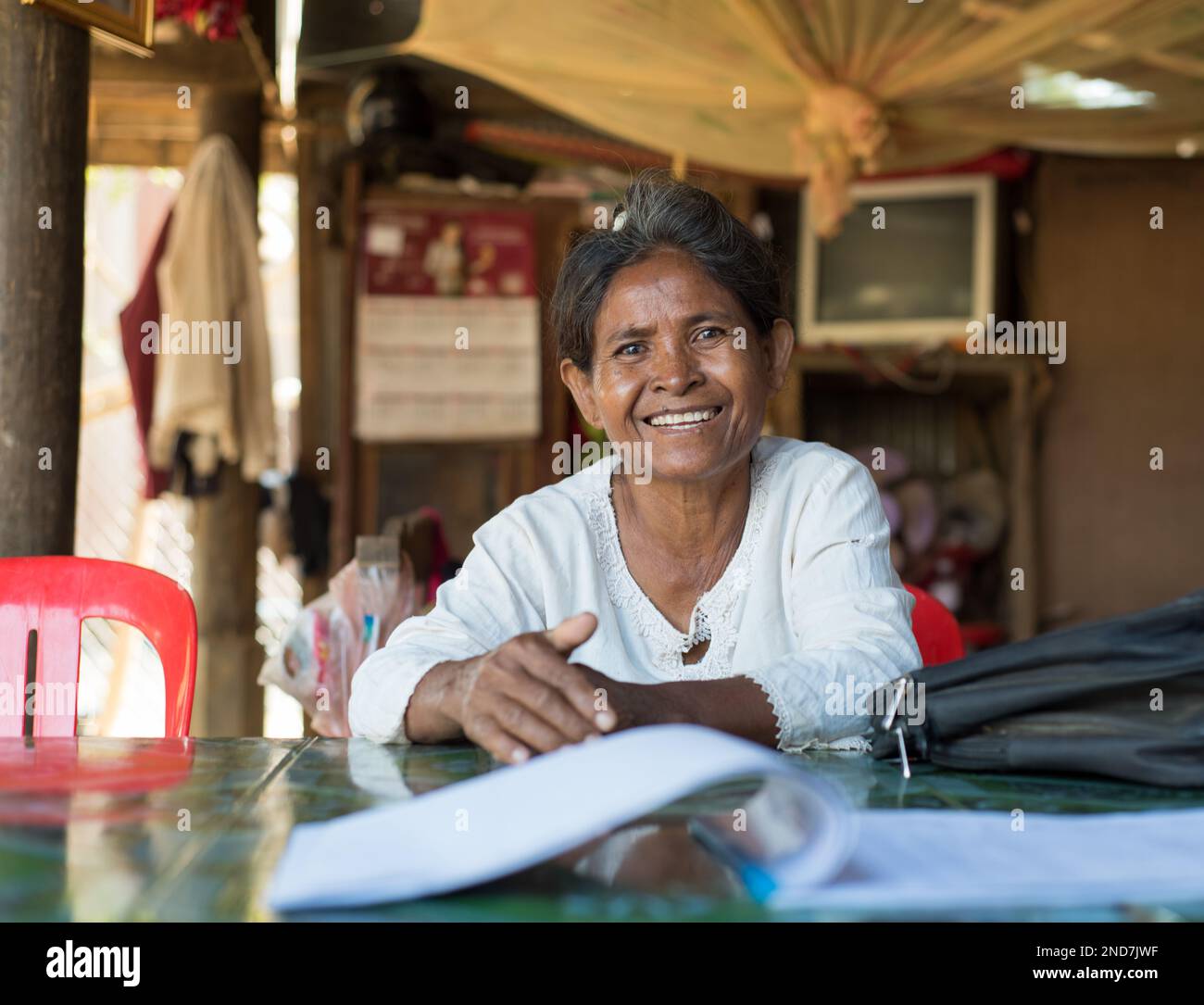 Die 62-jährige Yuk Teng (យក់ តេង) ist die Teamleiterin ihres Projekts Latrine and Saving in Thlork Rang Village, Kommune Khtorm Krang, Samrao Stockfoto