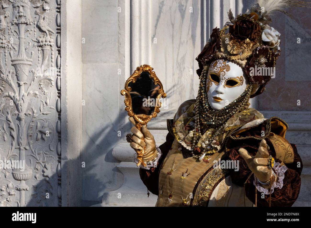 12. Februar 2023, Venedig, Italien. Reveller in bunten Kostümen feiern den Karneval 2023 in Venedig. Stockfoto