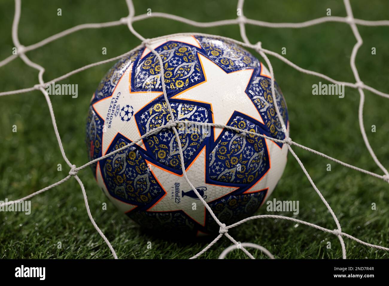 Mailand, Italien. 14. Februar 2023. Die neue Version des offiziellen Spielballs der Adidas UEFA Champions League während des Warm-Up vor dem Spiel der UEFA Champions League in Giuseppe Meazza, Mailand. Der Bildausdruck sollte lauten: Jonathan Moscrop/Sportimage Credit: Sportimage/Alamy Live News Stockfoto
