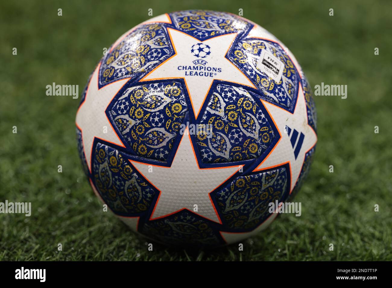 Mailand, Italien. 14. Februar 2023. Die neue Version des offiziellen Spielballs der Adidas UEFA Champions League während des Warm-Up vor dem Spiel der UEFA Champions League in Giuseppe Meazza, Mailand. Der Bildausdruck sollte lauten: Jonathan Moscrop/Sportimage Credit: Sportimage/Alamy Live News Stockfoto