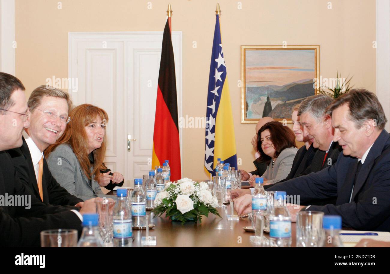 German Foreign Minister Guido Westerwelle, 2nd left, hold talks with Haris Silajdzic, right, a Muslim member of the Bosnian tripartite Presidency and Nebojsa Radmanovic 2nd right a Serb member of the Bosnian tripartite Presidency in Sarajevo, Bosnia, Thursday, Aug. 26, 2010. Minister Westerwelle is visiting Bosnia at his tour of the Balkans, to urge Bosnian politicians for political reforms. (AP Photo/Sulejman Omerbasic) Stockfoto