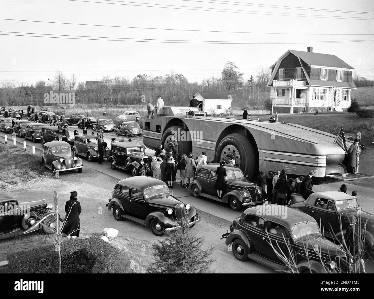 Byrd Expedition’s 27-ton snow cruiser Penguin I, brushed aside the motoring problem before halting for the night at Framingham, Massachusetts on Nov. 12, 1939 on its jaunt to Boston to make a sailing date for the Antarctic. Traffic was snarled for 20 miles in a jam that involved 70,000 automobiles. (AP Photo) Stockfoto