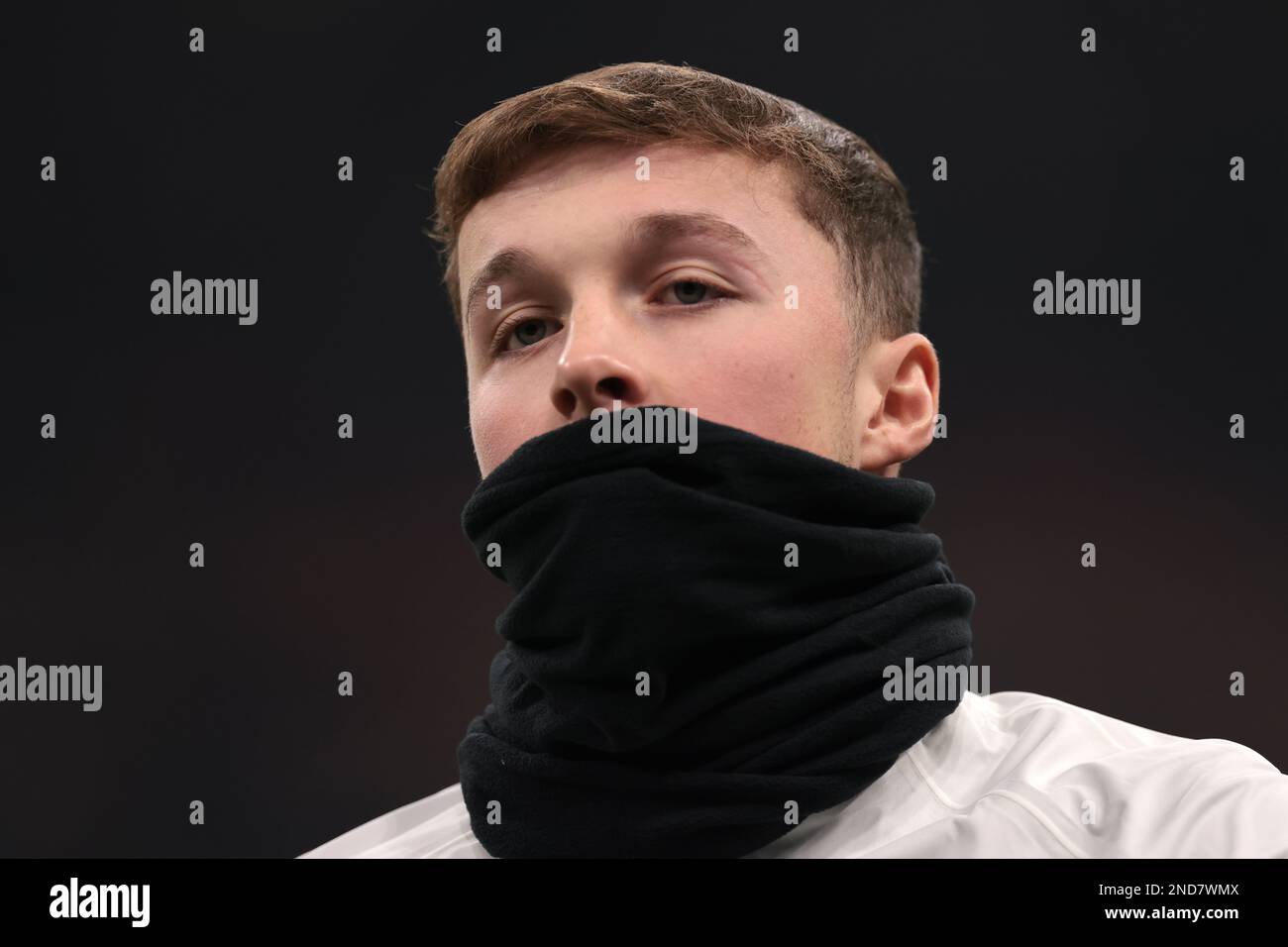 Mailand, Italien. 14. Februar 2023. Alfie Devine aus Tottenham sieht sich vor dem Spiel der UEFA Champions League in Giuseppe Meazza, Mailand, mit einem Schnuller über dem Mund an. Der Bildausdruck sollte lauten: Jonathan Moscrop/Sportimage Credit: Sportimage/Alamy Live News Stockfoto