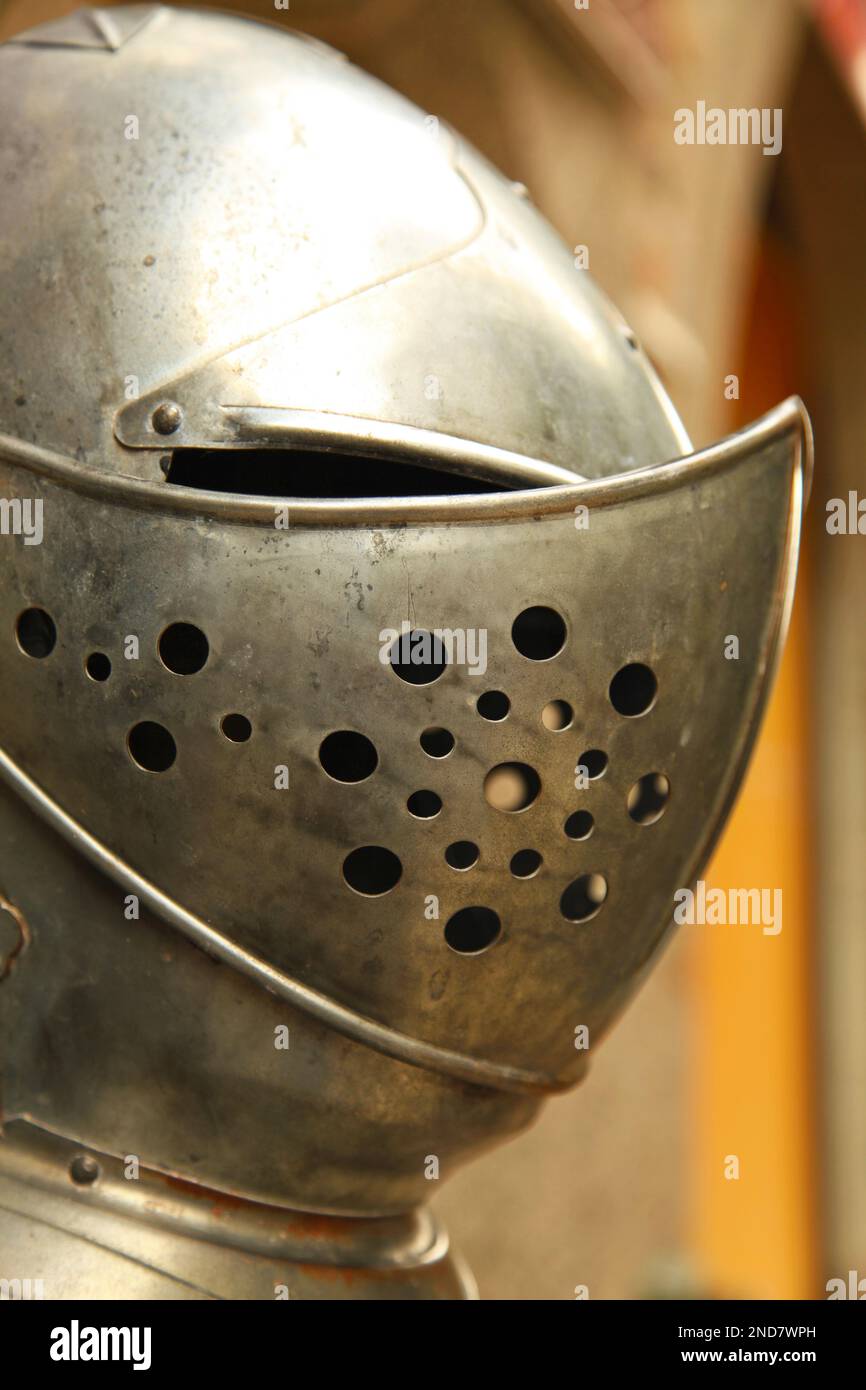 Nahaufnahme einer Rüstung, einer Art Kampfhelm, der im 15. Jahrhundert entwickelt wurde. Stockfoto