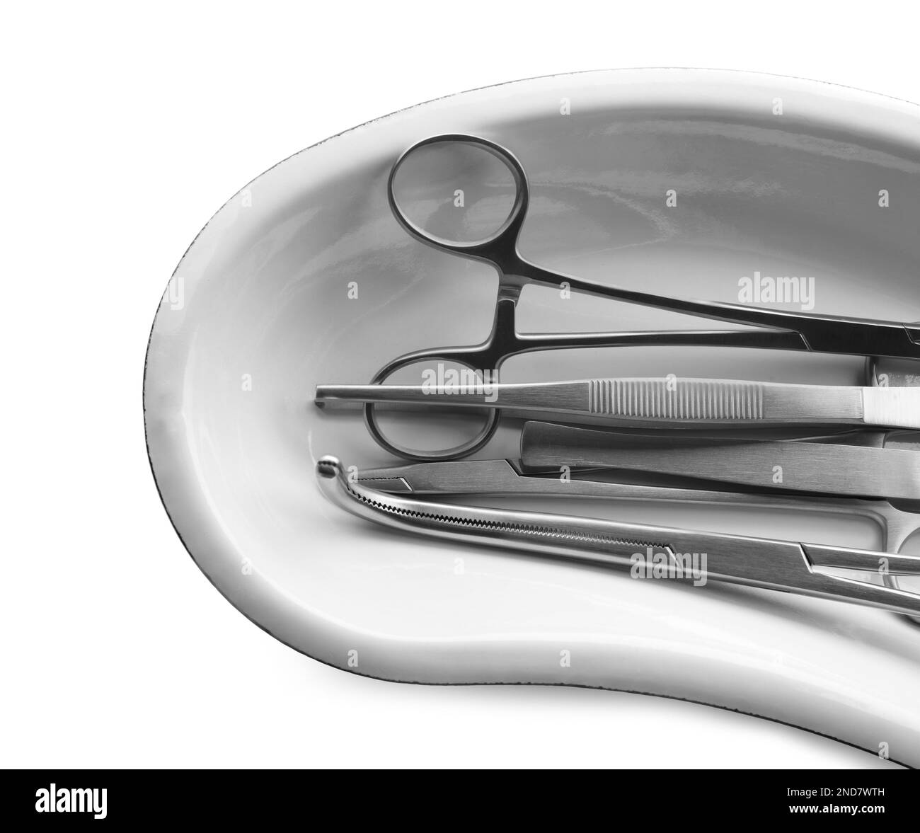 Operationsinstrumente in der Nierenschüssel auf weißem Hintergrund, Draufsicht Stockfoto