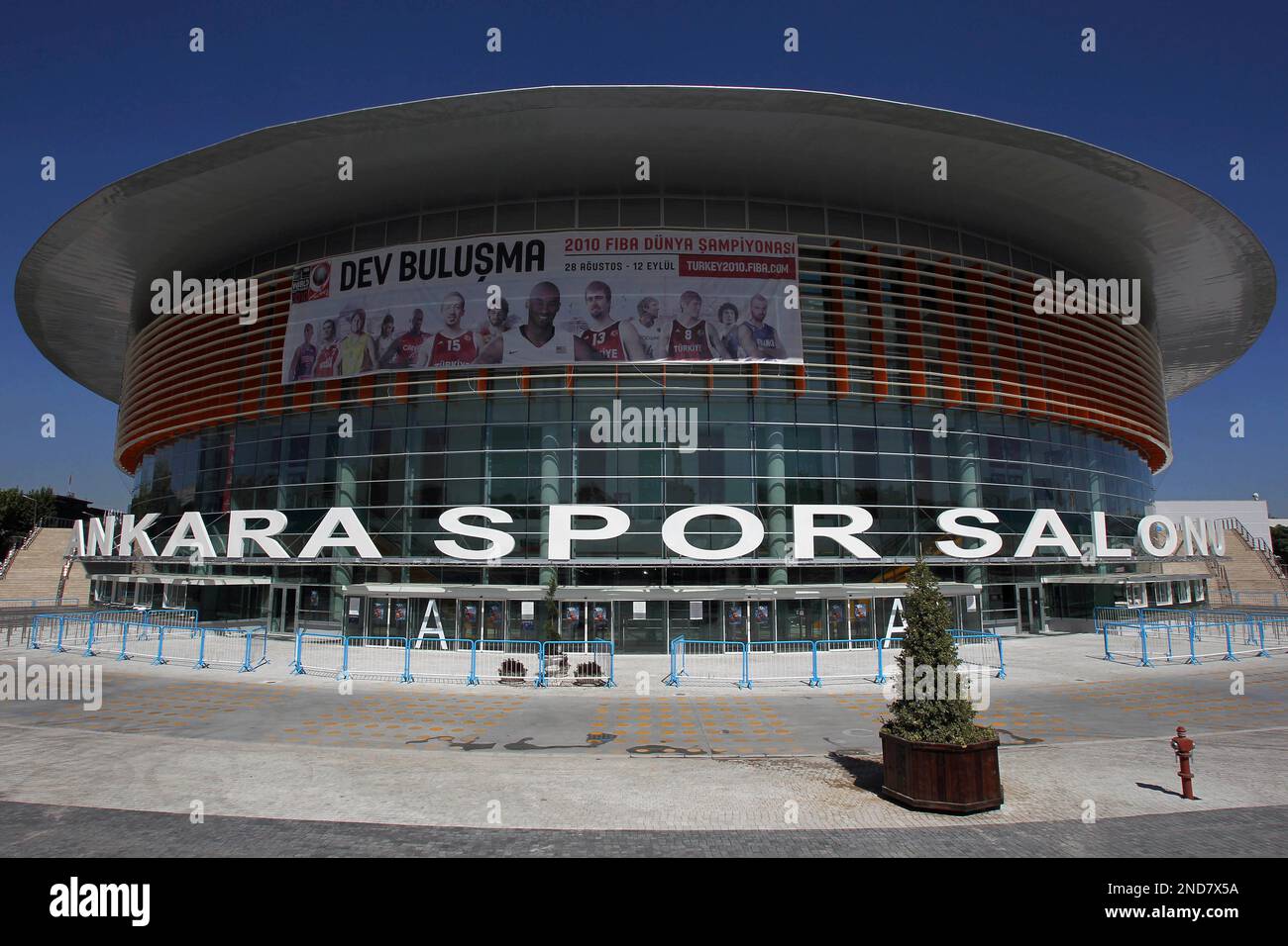 A general view of the exterior of the 11,000 capacity Ankara Arena, two days before the opening game for the World Basketball Championship, Thursday, Aug. 26, 2010. The Ankara Sports Hall will be the host to Group C teams including the host nation Turkey, China, Ivory Coast, Greece, Porto Rico and Russia. The World Basketball Championship will run in four Turkish cities from Aug. 28 until Sept. 12 with 24 teams taking part. (AP Photo/Thanassis Stavrakis) Stockfoto