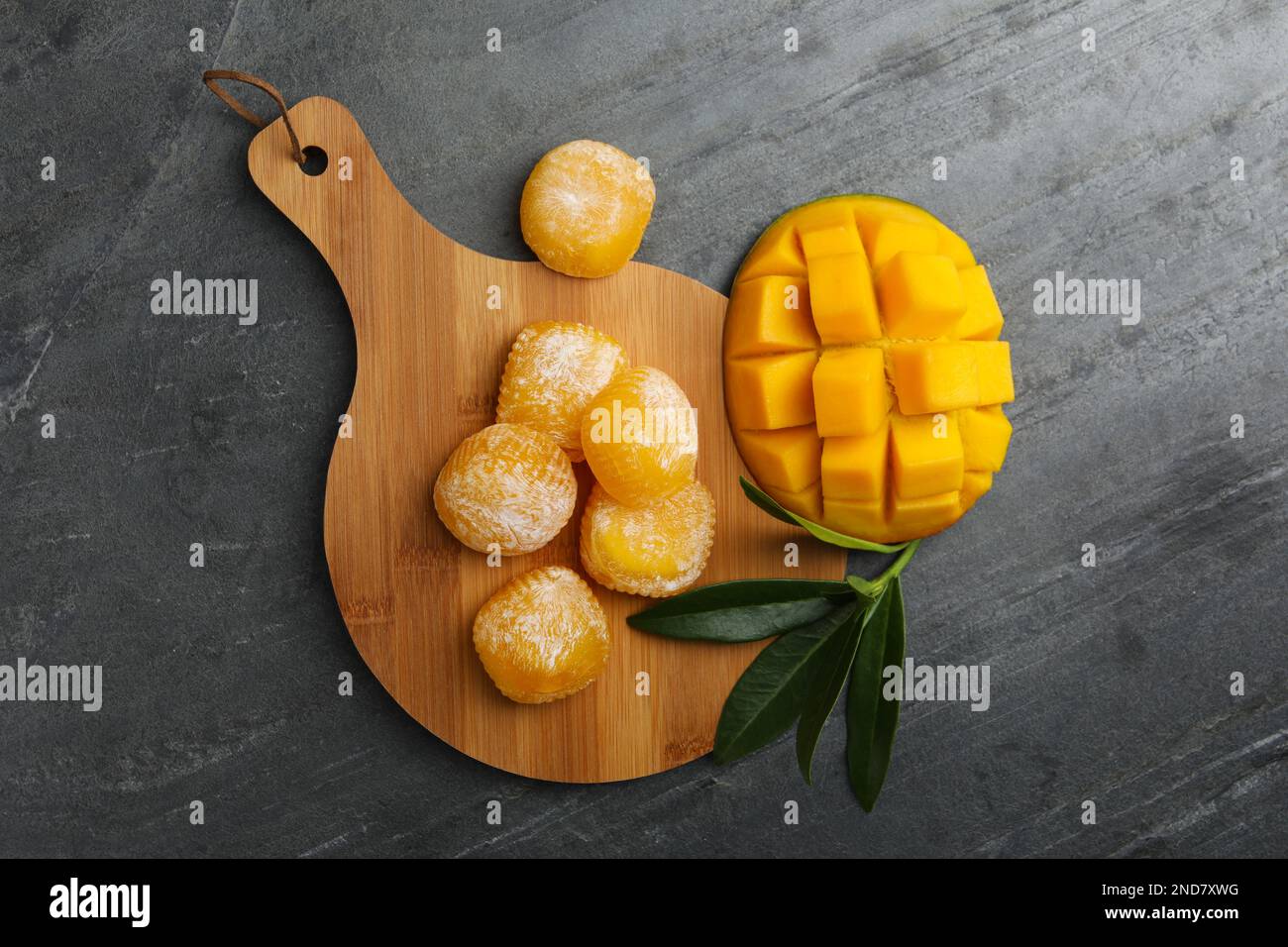 Köstlicher Mango-Mochi auf grauem Tisch, flach liegend Stockfoto