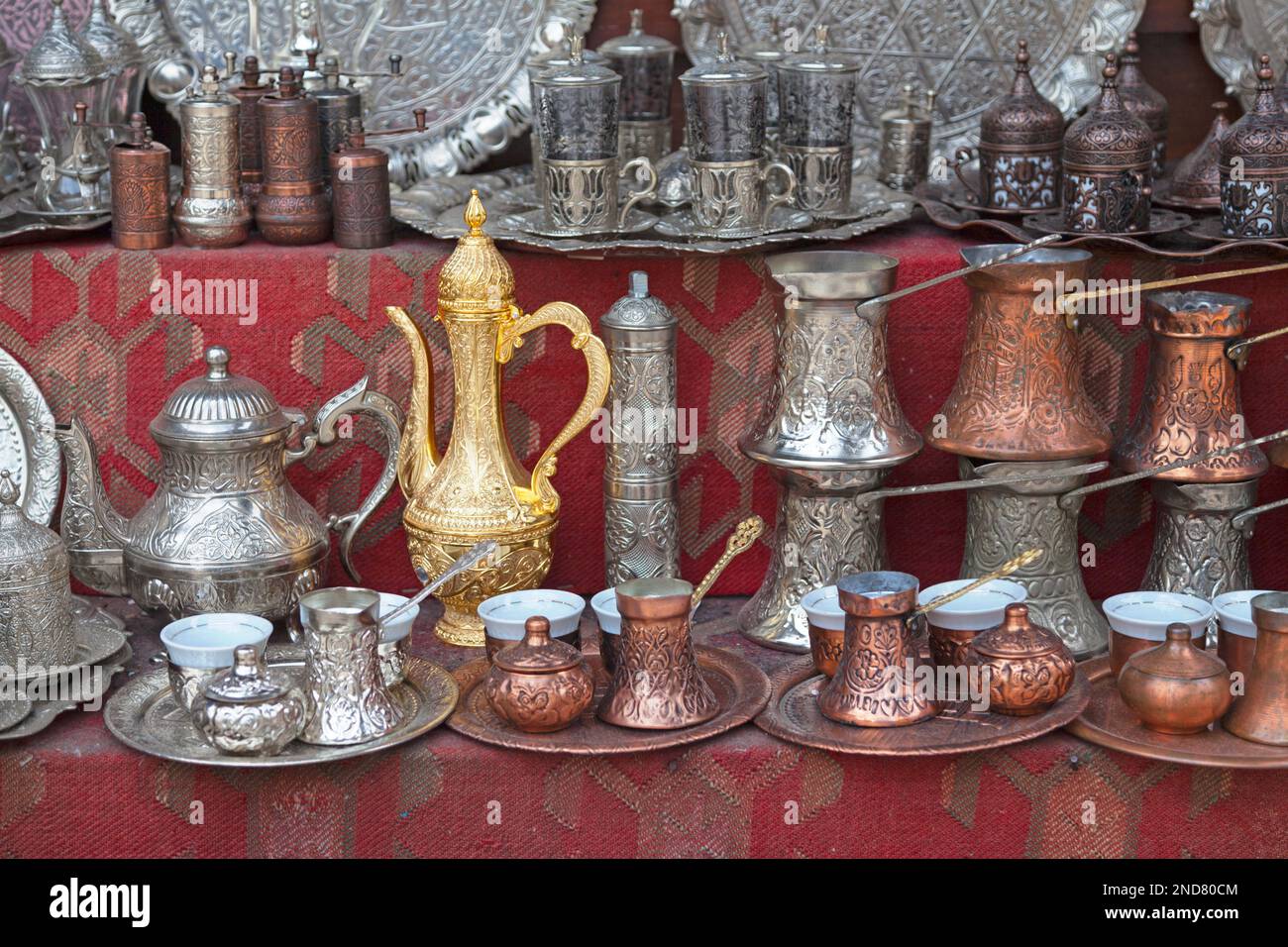 Traditionelle osmanische Kaffee- und Teekannen zum Verkauf im alten Basar von Sarajevo, Bosnien und Herzegowina. Stockfoto