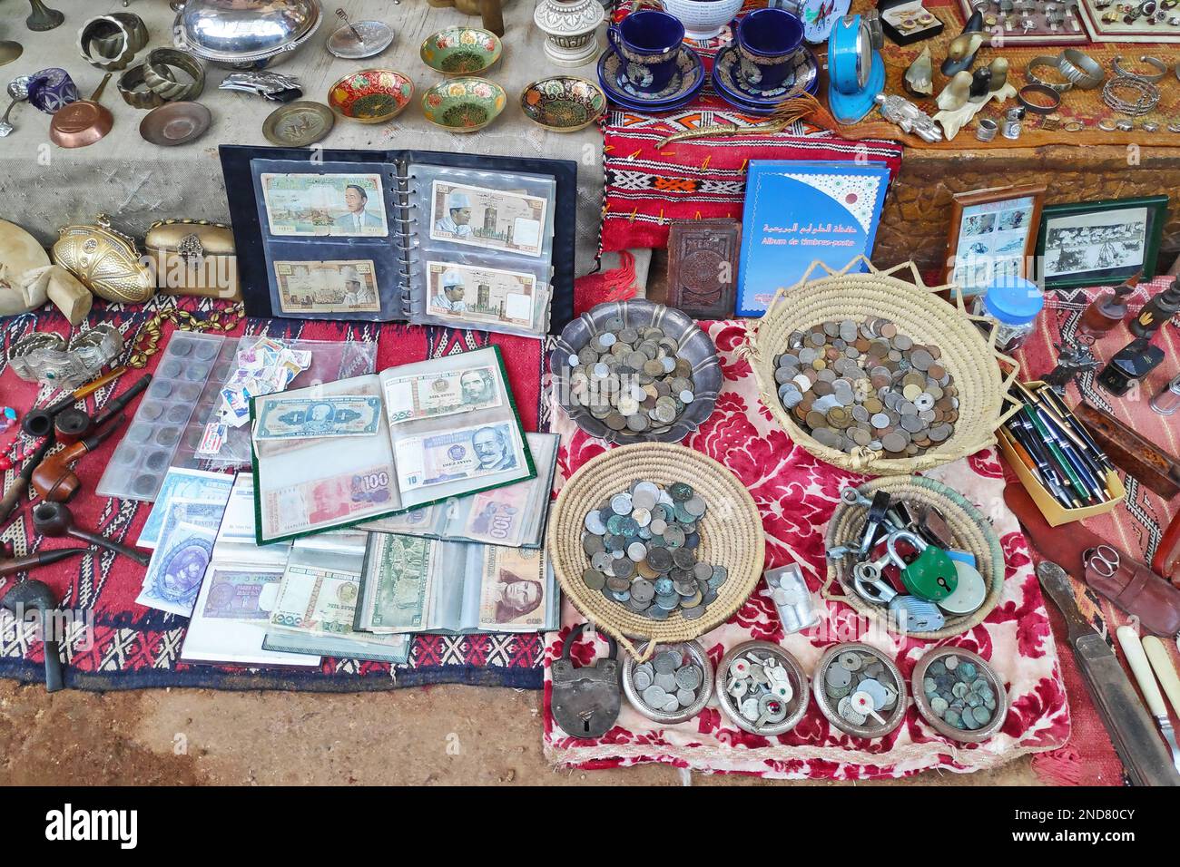 Verschiedene Antiquitäten aus dem 20. Jahrhundert zum Verkauf im Souk Rabat in der alten Medina. Stockfoto