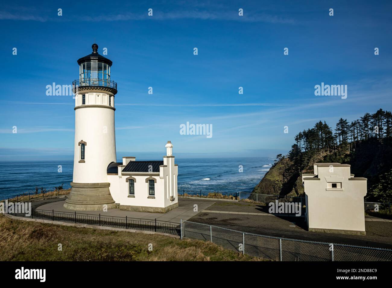 WA23012-00...WASHINGTON - North Head Lighthouse und ein Oil House mit Blick auf den Pazifik vom Cape Disappointment State Park. Stockfoto