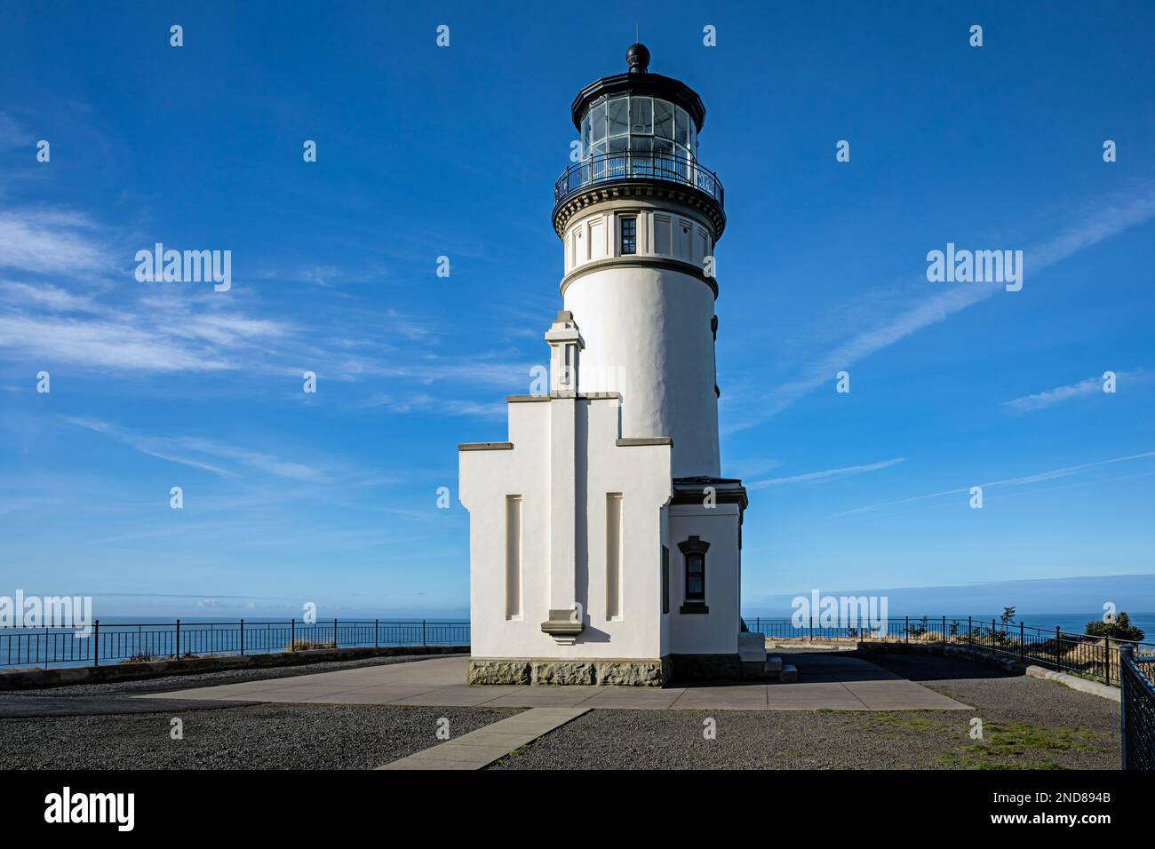 WA23017-00...WASHINGTON - North Head Lighthouse mit Blick auf den Pazifik vom Cape Disappointment State Park. Stockfoto