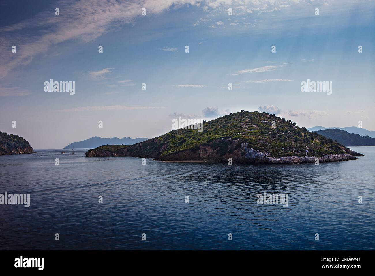 Ausflug mit der Fähre von Volos nach Skiathos, Meereslandschaft, Inselgruppe Sporades, griechische Inseln, Ägäisches Meer Stockfoto