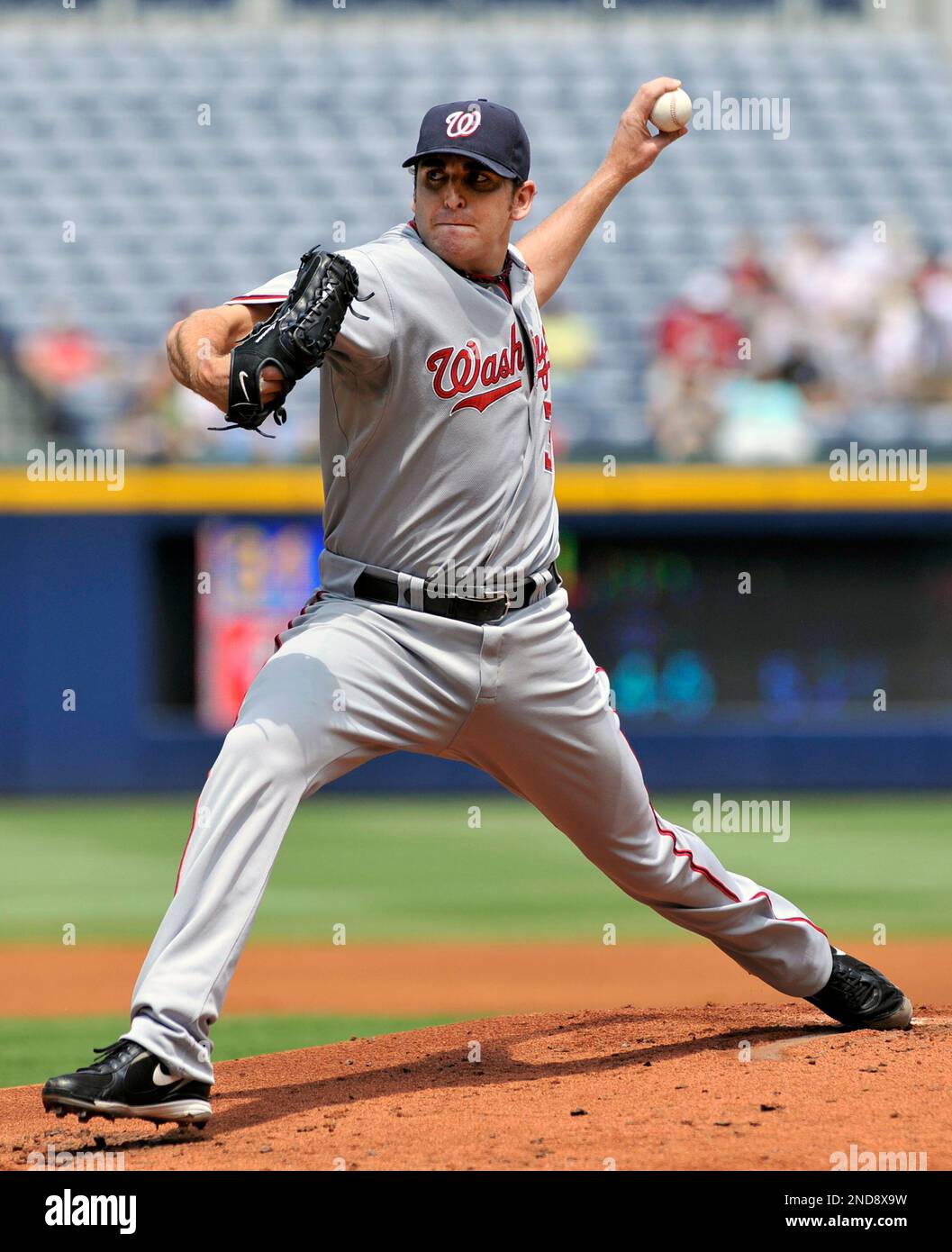 Washington Nationals starter John Lannan delivers to the Atlanta Braves during the first inning of a baseball game, Thursday, Aug. 19, 2010, at Turner Field in Atlanta. (AP Photo/Gregory Smith) Stockfoto