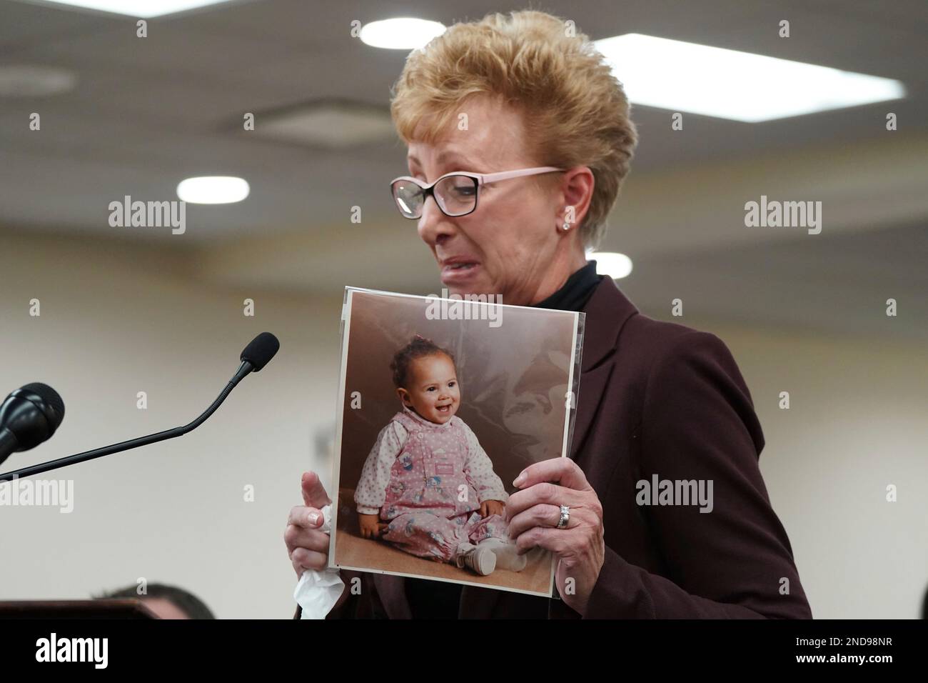 Leslie VanGiesen holds up a baby photograph of her late daughter, Roberta Drury, as she confronts Payton Gendron before Erie County Court Judge Susan Eagan, Wednesday, Feb. 15, 2023 in Buffalo, N.Y. Gendron, a white supremacist who killed 10 Black people at a Buffalo supermarket was sentenced to life in prison after listening to relatives of his victims express the pain and rage caused by his racist attack. (Derek Gee/The Buffalo News via AP, Pool) Stockfoto