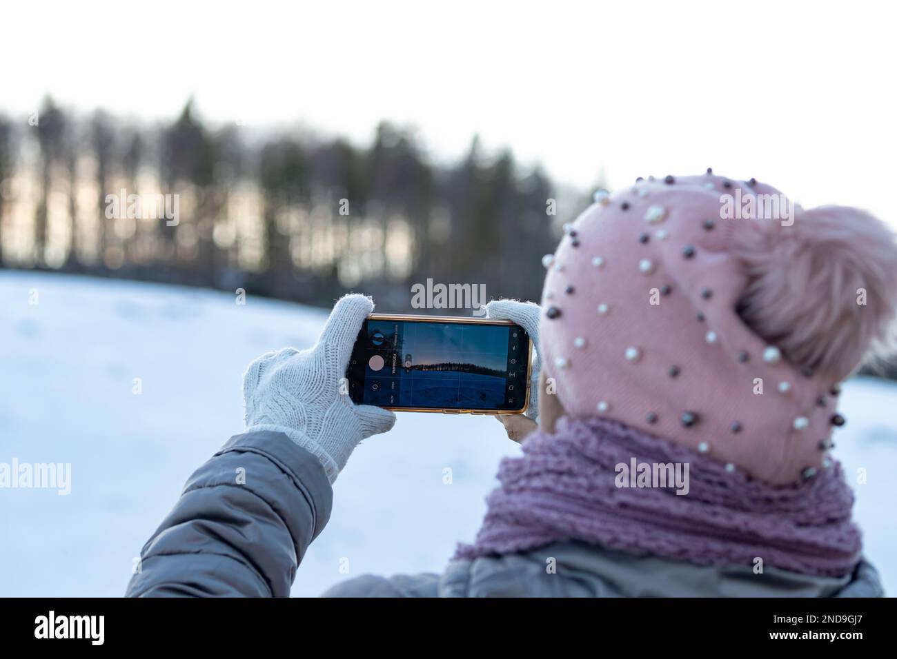 Die Schönheit des Winters: Die Vision eines Fotografen auf der Suche nach der perfekten Aufnahme: Ein Winter-Abenteuer bei Sonnenuntergang Stockfoto