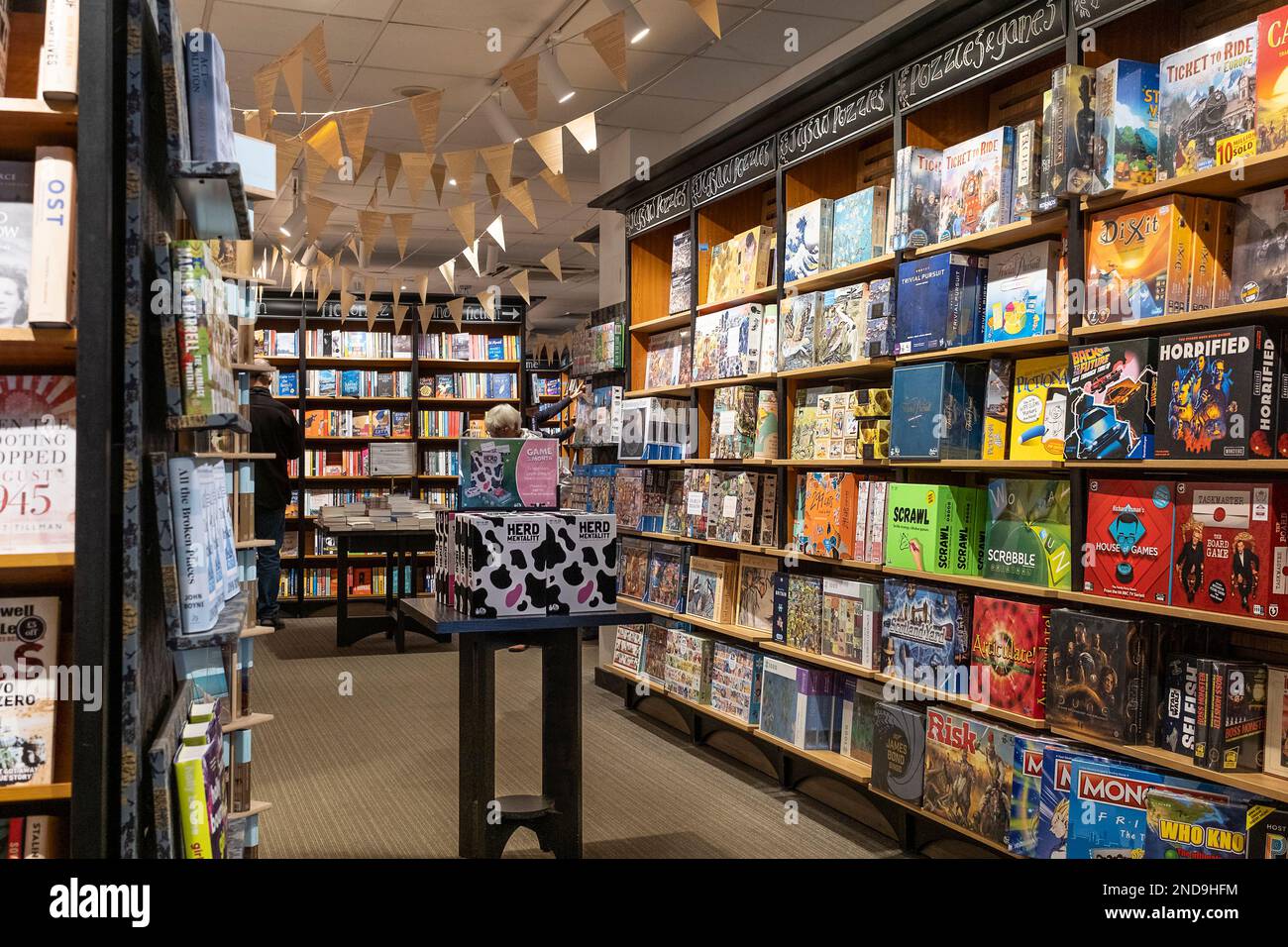 Brettspiele und Bücher im Angebot in einem Waterstones Bookshop in Großbritannien. Stockfoto