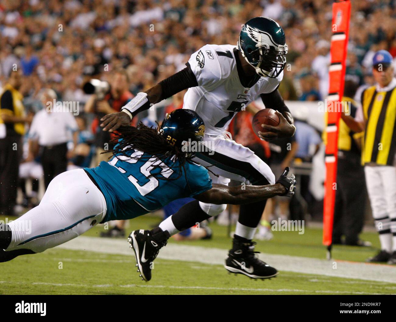 Philadelphia Eagles quarterback Michael Vick (7) breaks the tackle of Jacksonville Jaguars safety Reggie Nelson (25) for a touchdown in the first half of an NFL preseason football game, Friday, Aug. 13, 2010, in Philadelphia. (AP Photo/Mel Evans) Stockfoto