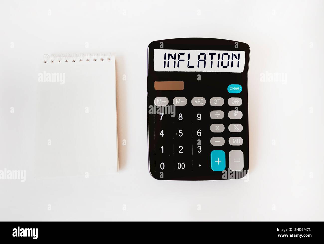 Das Wort INFLATION im Kalkulator berücksichtigt Zinssteigerungen, die Weltwirtschaft und Inflationskontrolle. Stockfoto