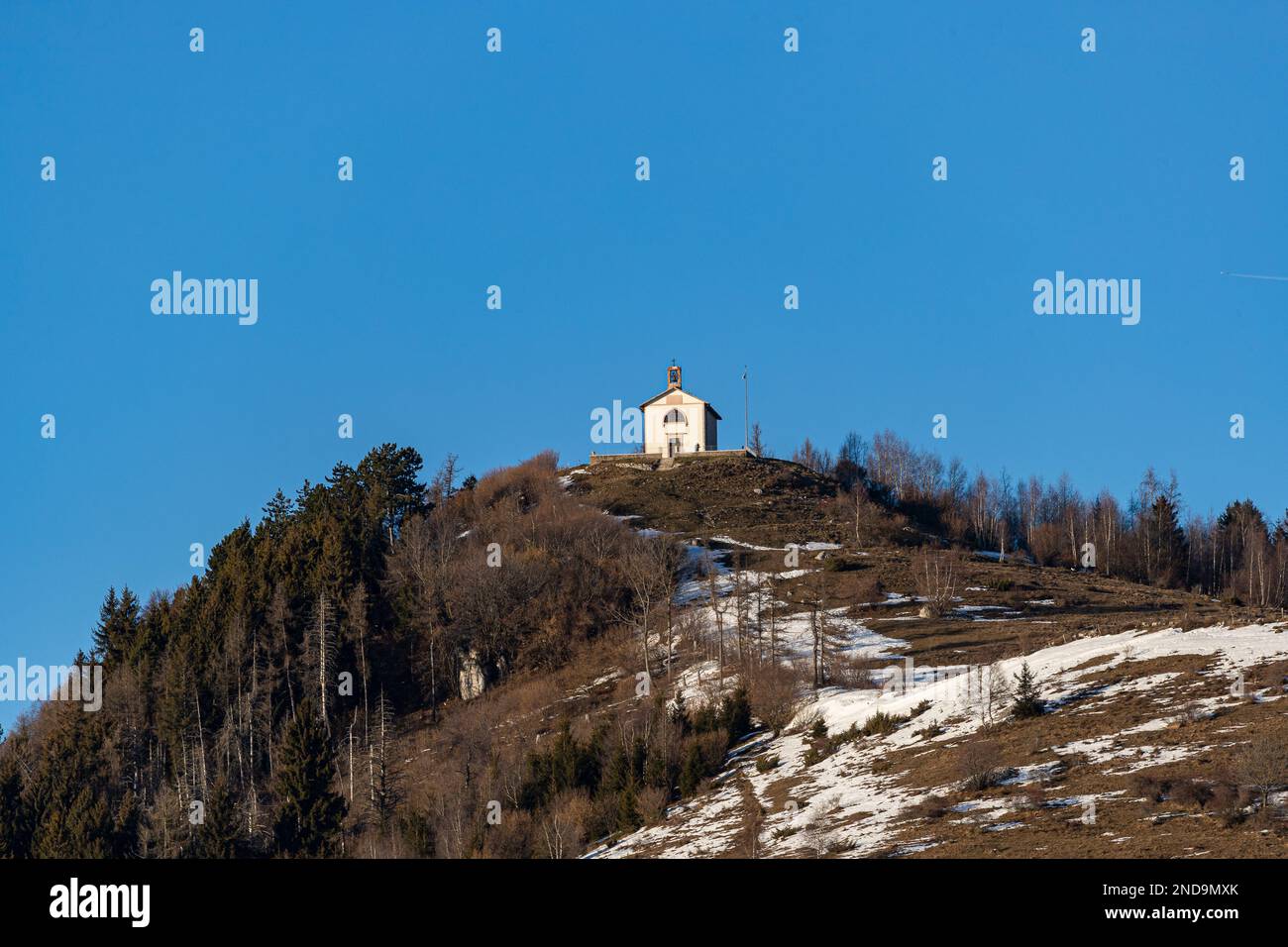 Atemberaubender Blick auf Monte Purgas Hilltop-Kirche in Velo Veronese, entdecken Sie das versteckte Juwel: Die bezaubernde Kirche von Monte Stockfoto