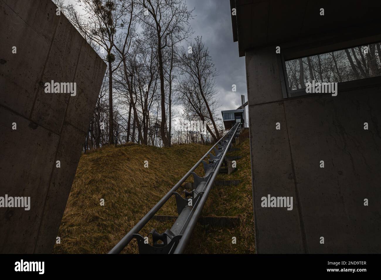 Gdynia, Polen - 2022. April: Kleine Achterbahn zum Aussichtspunkt Kamienna Gora Stockfoto