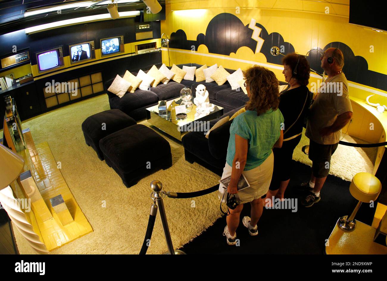 In this Aug. 10, 2010 photo, tourists view the TV room at Graceland, Elvis Presley's home in Memphis, Tenn. CKx Inc., owner of the "American Idol" television program and 85 percent of Elvis Presley Enterprises, is mulling at least two offers to buy the company. (AP Photo/Mark Humphrey) Stockfoto