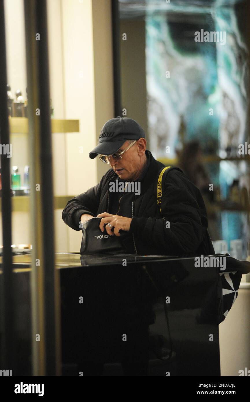 Mailand, . 15. Februar 2023. Mailand, 15-02-2023, Chefkoch BRUNO BARBIERI, überrascht in einem Parfümladen im Zentrum beim Einkaufen. Am Ausgang wartet ein Fahrer auf ihn, der ihn nach Hause bringt. Kredit: Unabhängige Fotoagentur/Alamy Live News Stockfoto