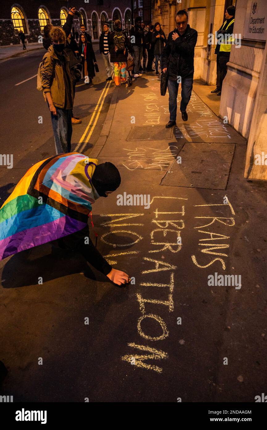 London, Großbritannien. 15. Februar 2023. Wache für Brianna Ghey, die kürzlich ermordet wurde, möglicherweise in einem Hassverbrechen, da sie transsexuell war. Die Nachtwache war außerhalb der Schulzeit. Kredit: Guy Bell/Alamy Live News Stockfoto